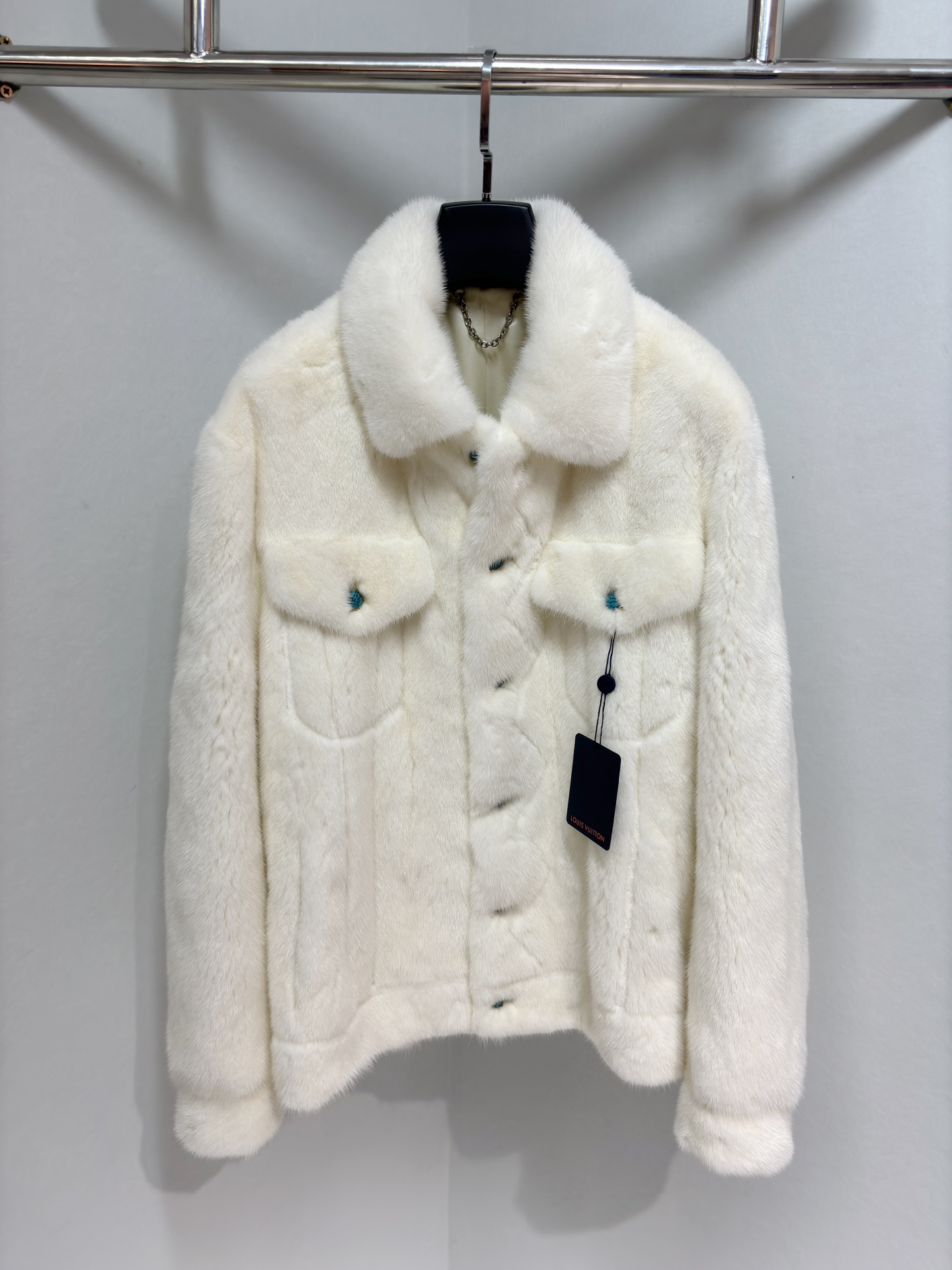 NO:637493,1V Turquoise Button White Mink Jacket This white mink jacket combines the collection's glamorous Western inspiration with LV's traditional craftsmanship. This one-of-a-kind jacket features a classic cut, reminiscent of a denim silhouette, with turquoise buttons and the LV logo hand-embroidered on the back with resin beads. This sophisticated piece is ideal for casual or evening looks. Sizes, Louis Vuitton - Clothing, louis vuitton, louis vuitton, jeans, jackets & coats, jackets  & coats,alexander wang198609091V绿松石扣 白色貂皮夹克 这件白色貂皮夹克将该系列迷人的西方灵感与LV 的传统工艺完美结合 这件独一无二的外套采用经典剪裁,让人联想到牛仔裤款式,缀有绿松石钮扣,背面用树脂珠手工绣有LV 标志.这款精致的作品是打造休闲或晚装造型的理想之选 尺码,路易威登-服装,louis vuitton,louis vuitton,jeans,jackets & coats,jackets & coats,alexander wang,Women's clothing