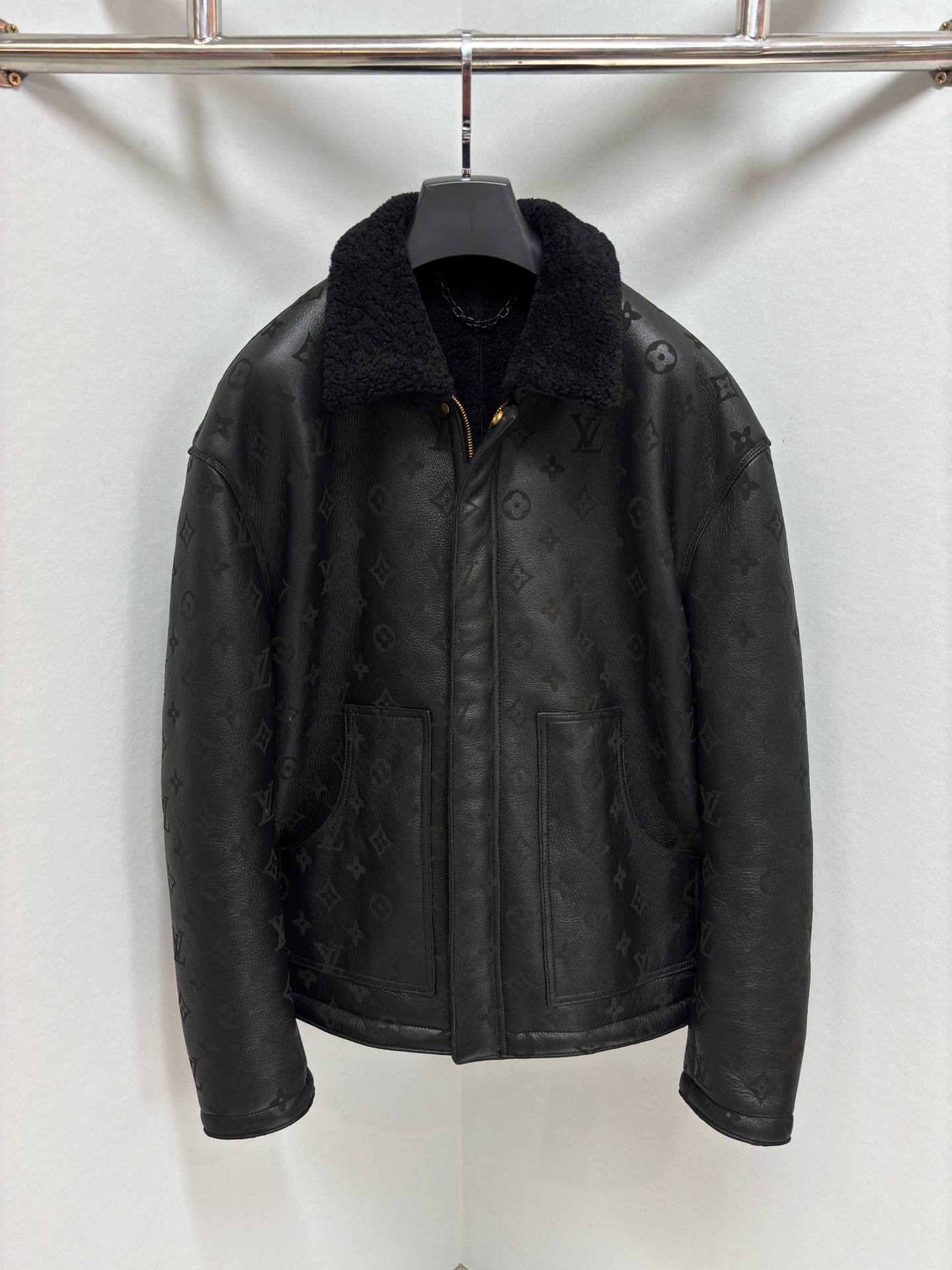 NO:675546,1V MONOGRAM embossed fur. This jacket is made of Monogram embossed suede outer layer wrapped with soft merino wool lining, with retro zipper, showing the charm of workwear from Louis' perspective. Size 48-56,,louis vuitton,jackets & coats,chamois leather,Top Customize1198609091V MONOGRAM压纹 皮毛一体 本款夹克以 Monogram 压纹麂皮外层包裹柔软美利奴羊毛内里,搭配复古拉链,展现路易视角下的工装魅力.尺码 48-56,,louis vuitton,jackets & coats,chamois leather,Top Customize1,Men's clothing