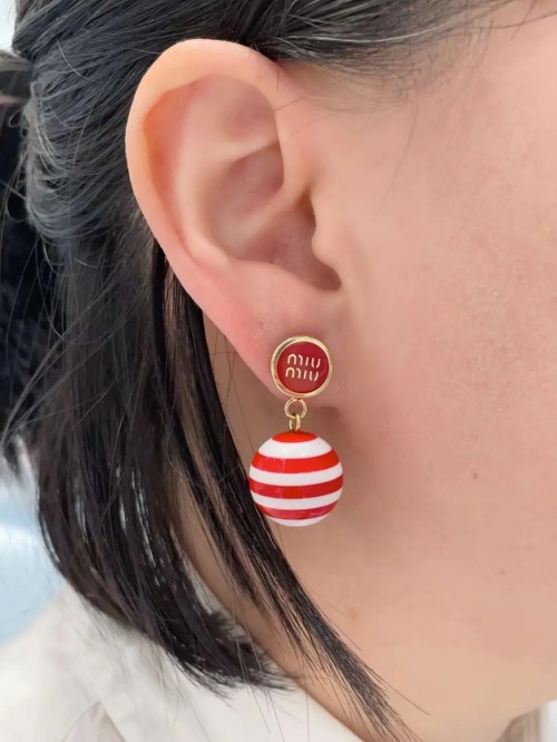 Miu Miu Aretes colgantes con cuentas a rayas rojas y blancas para mujer 1 Miu Miu Aretes colgantes con cuentas a rayas rojas y blancas para mujer