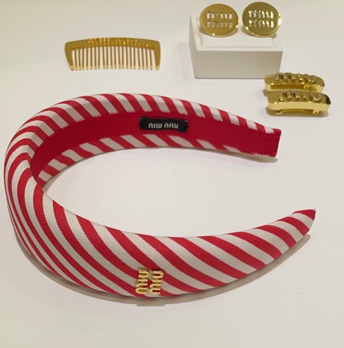 Miu Miu Serre-Tête Rayé Rouge et Blanc avec Logo Doré - Édition Limitée 1 Miu Miu Serre-Tête Rayé Rouge et Blanc avec Logo Doré - Édition Limitée