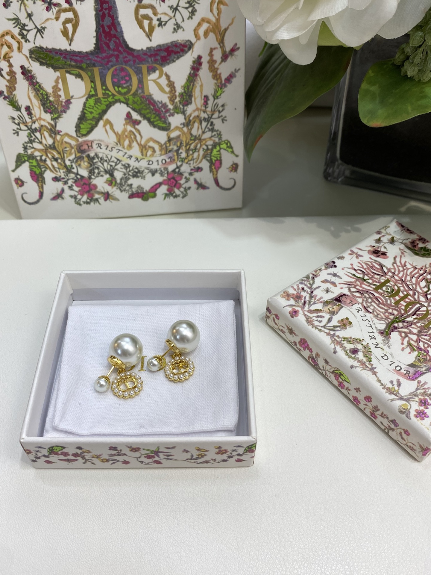 NO:635719,88160,D!or large and small beads CD pearl earrings must be bought!  The latest stunning series of 2026 early spring is now available online for the first time. At first glance, I feel that it is a hit!  Low-key gold color with classic CD-sized pearl elements!  !  Super beautiful and with a cool style, small and exquisite, a must-have item for daily matching, super versatile, highly recommended, treasures must keep, Cardia high-end jewelry1986090988160,D!or 大小珠CD珍珠耳钉一定要买！2026早春最新款绝美系列全网首发现货第一眼看上去的感觉就是它是个爆款！低调的金色搭配经典CD大小珍珠珍珠元素！！超美且带酷酷风,小巧精致日常搭配首选必入单品,超级百搭,十分推荐宝们一定要留,,卡迪亚高端饰品,Jewelry