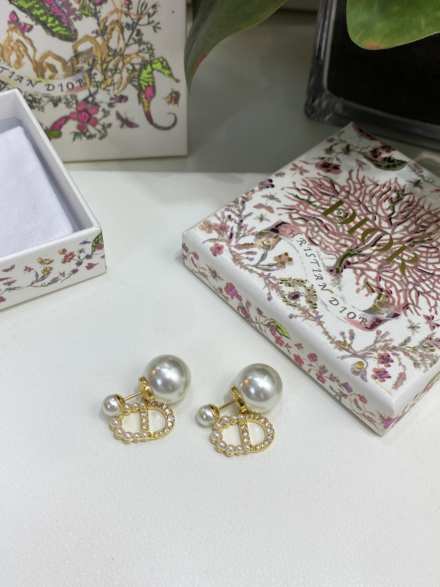 NO:635721,88180, D!or large and small bead hanging CD earrings 2026 early spring latest and beautiful series very classic CD design super versatile!  Made of the same Z brass material, decorated with silver shadow Swarovski crystals!  Super high-end classic, versatile and durable, simple and elegant!  Super recommended!  Close your eyes and enter [wit], Louis Vuitton, Cartier high-end jewelry1986090988180,D!or 大小珠吊CD耳钉2026早春最新款绝美系列非常经典的CD设计超级百搭！一致Z黄铜材质,颗颗silver shadow施华洛水晶点缀！超高级经典百搭耐看,简约大方！超级推荐！闭眼入[机智],,louis vuitton,卡迪亚高端饰品,Jewelry