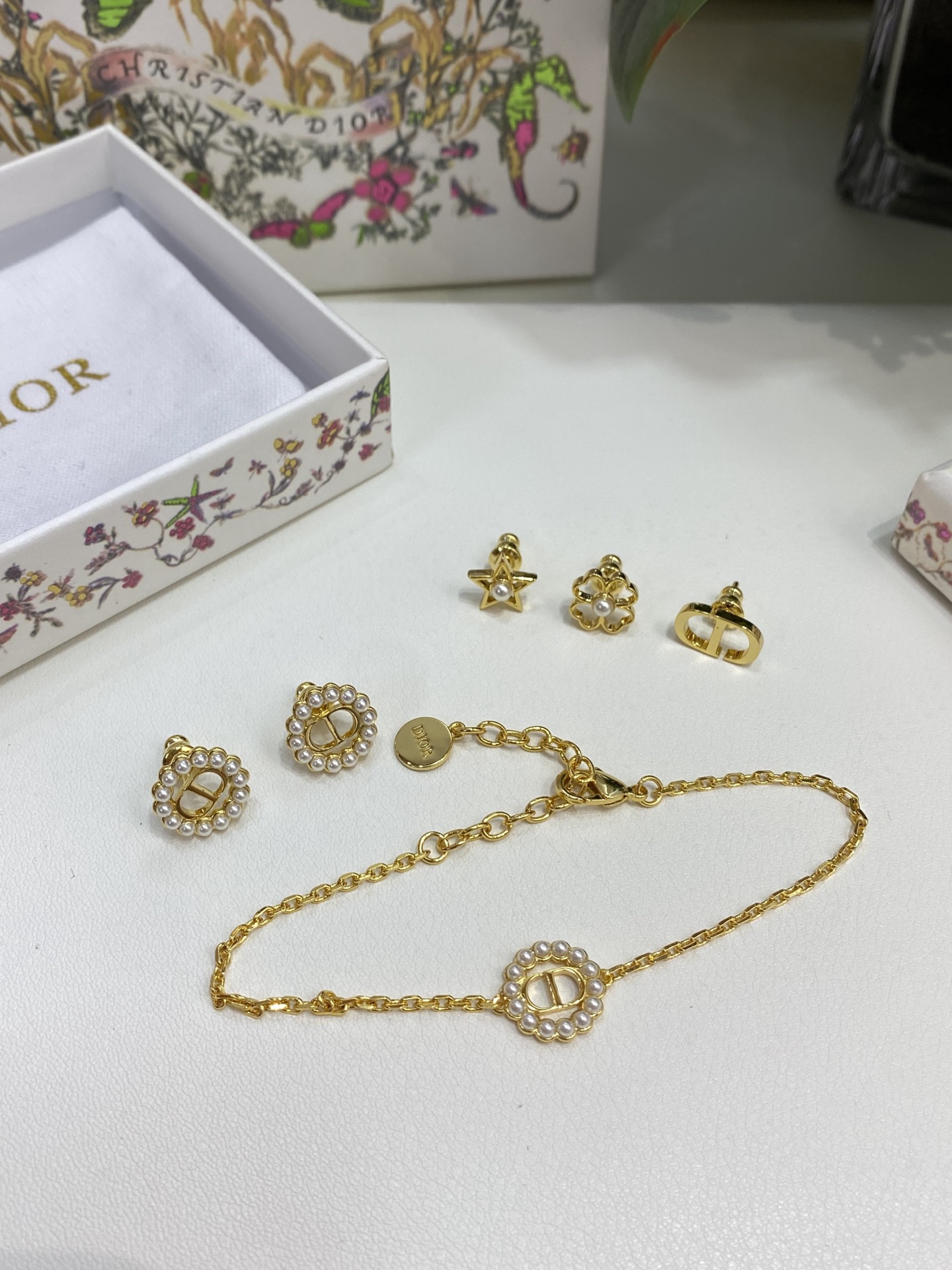 NO:635723,D!or round pearl rice bead bracelet, very classic CD design, super versatile!  Made of consistent Z brass material, pearls are smooth and round, super high-end, classic, versatile and durable, simple and elegant!  Super recommended!  Close your eyes and enter [wit][wit],,bracelet,Cardia high-end jewelry19860909D!or 圆形珍珠米珠 手链 非常经典的CD设计超级百搭！一致Z黄铜材质,珍珠光滑圆润 超高级经典百搭耐看,简约大方！超级推荐！闭眼入[机智][机智],,bracelet,卡迪亚高端饰品,Jewelry