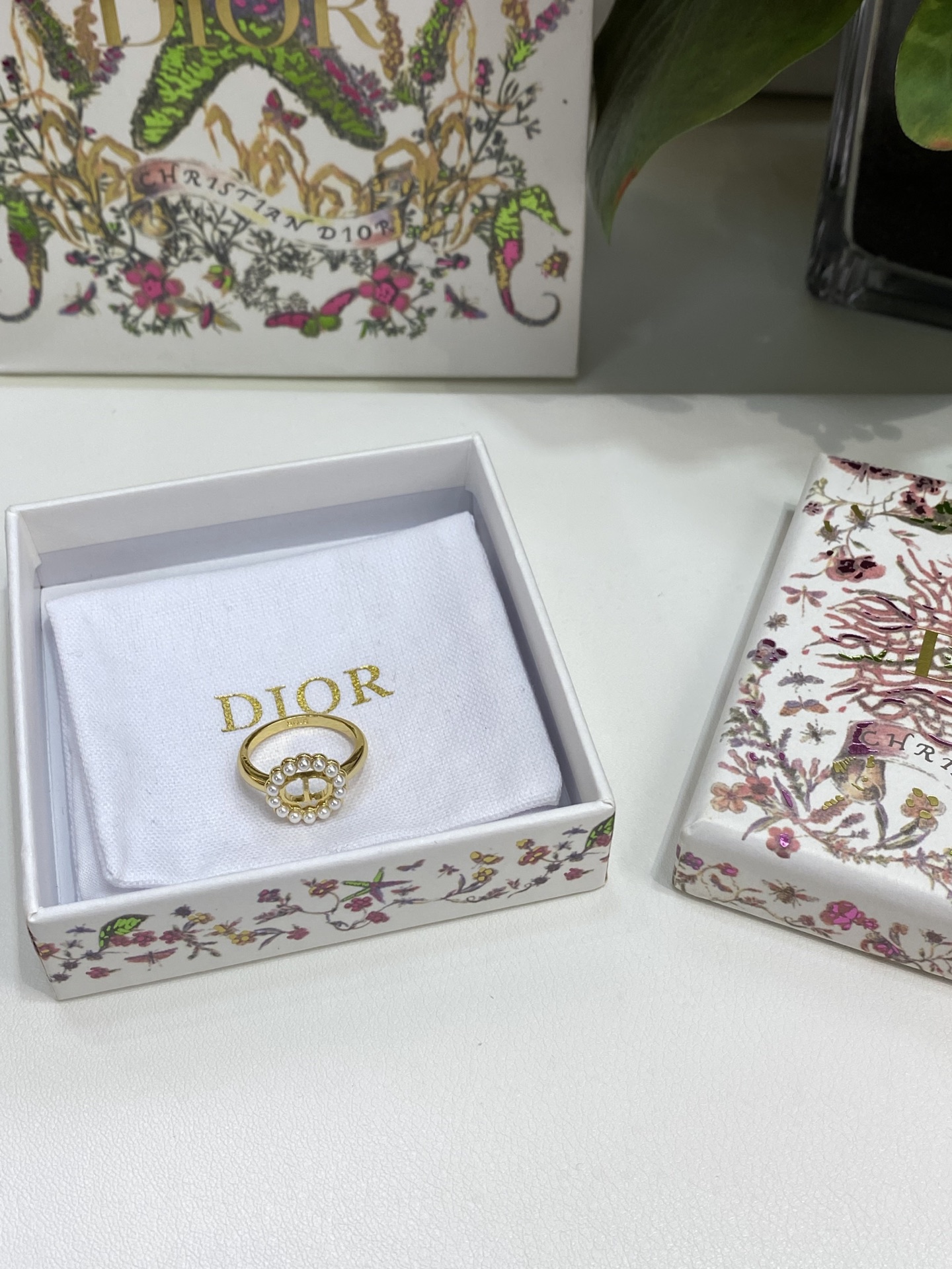 NO:635725,88150,D!or round pearl rice bead ring, very classic CD design, super versatile!  Made of ZP brass material, pearls are smooth and round, super high-end, classic, versatile and durable, simple and elegant!  Super recommended!  Close your eyes and enter [wit][wit] size, ring, high-end Cardia jewelry1986090988150,D!or 圆形珍珠米珠 戒指 非常经典的CD设计超级百搭！一致ZP黄铜材质,珍珠光滑圆润 超高级经典百搭耐看,简约大方！超级推荐！闭眼入[机智][机智] 尺寸,,ring,卡迪亚高端饰品,Jewelry