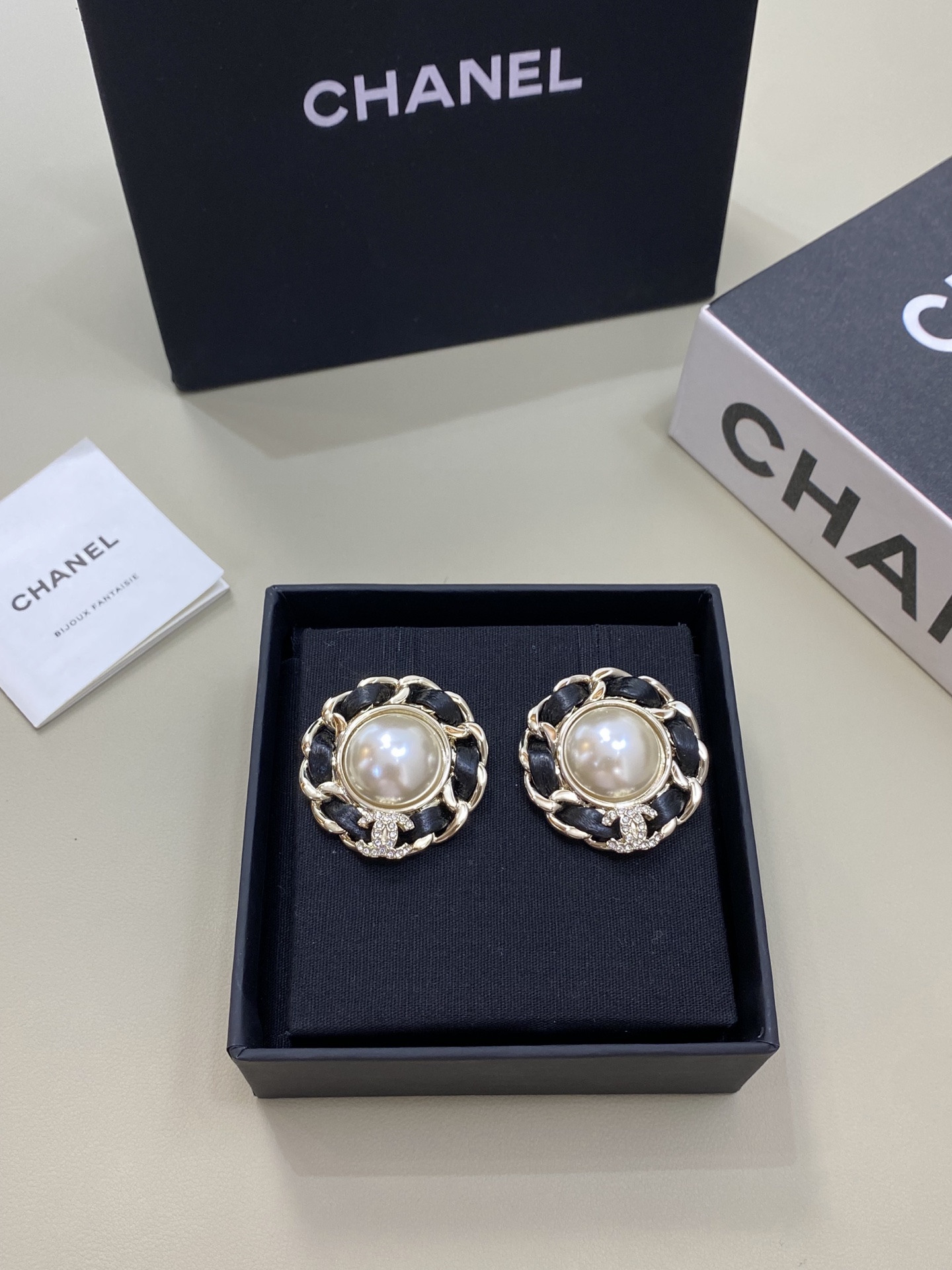 NO:647837,88180 [New Product Sharing] Fragrance Pearl and Leather Double C Pearl Stud Earrings. The latest 25k autumn and winter style is the first to be discovered on the Internet!  The most classic leather series is a must-have this season!  Cool and uninhibited with a retro classic, half pearls, half leather and chain!  The upper body is elegant and capable, and the pearls are gentle and intellectual. They are stitched together to create a high-end, classic and versatile piece. A must-have for daily commuting, Cartier high-end jewelry.1986090988180【新品分享】 香 珍珠拼皮穿双c珍珠耳钉 25k秋冬最新款全网首发现huo！本季必入爆最最最经典的穿皮系列！酷帅不羁中带着复古的经典一半珍珠,一半皮穿链！上身大气干练,珍珠温柔知性,拼接在一起一整个高级住啦经典百搭,日常通勤必入,,卡迪亚高端饰品,Jewelry