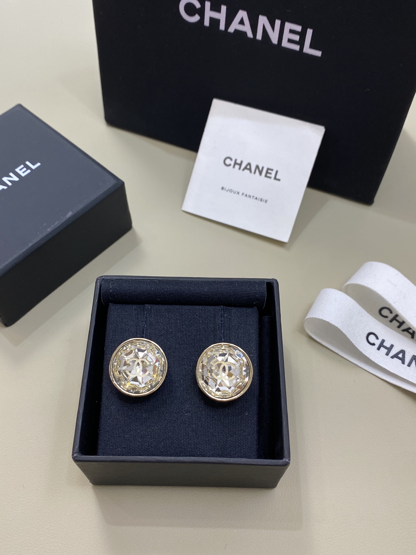 NO:647824,[New product sharing] ch@nel new product crystal round cake earrings, super large high-end crystal cut surface, full of style, fashionable and retro, high-end, shining and full of aura, Cardia high-end jewelry19860909【新品分享】 ch@nel 新品 水晶圆饼 耳钉 超大高级水晶切割面造型感十足 时髦又复古的高级 闪耀光芒 气场十足,,卡迪亚高端饰品,Jewelry