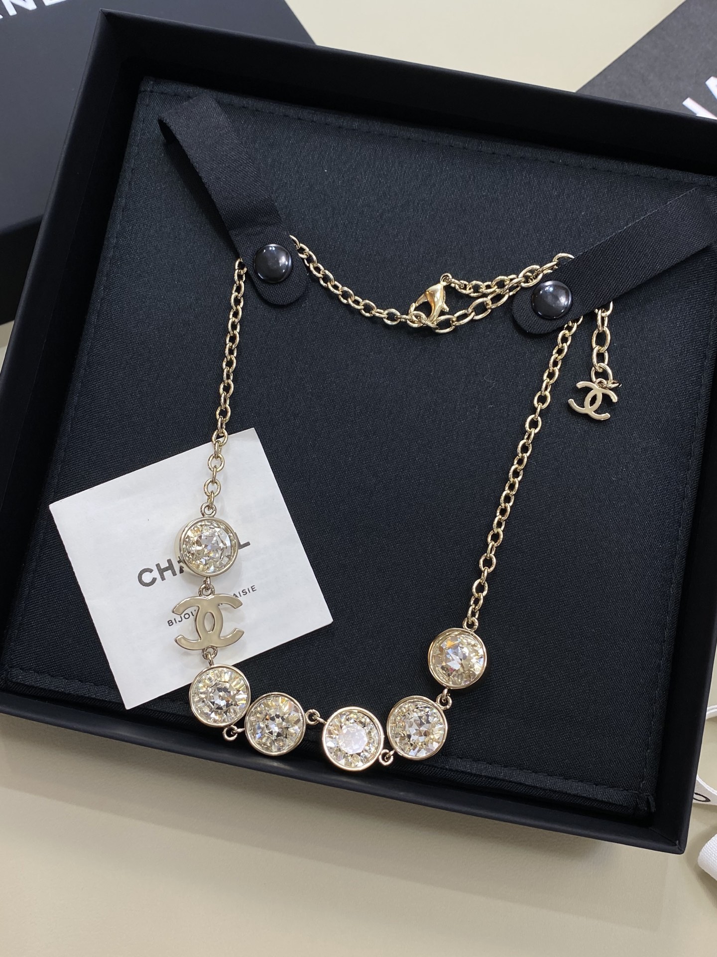 NO:647830,[New product sharing] ch@nel new product crystal round cake necklace, super large high-end crystal cut surface, full of shape, superimposed design, fashionable and retro, high-end, shining, full of aura, necklace, Cartier high-end jewelry19860909【新品分享】 ch@nel 新品 水晶圆饼项链 超大高级水晶切割面造型感十足 叠加设计感 时髦又复古的高级 闪耀光芒 气场十足,,necklace,卡迪亚高端饰品,Jewelry