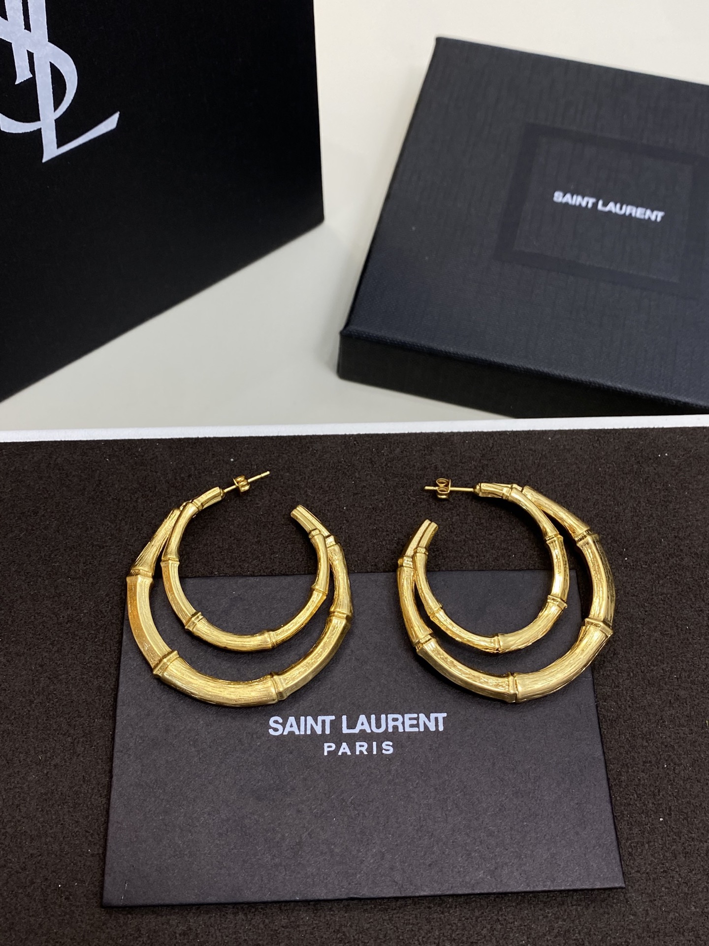 NO:714487,ysl new product, the design of bamboo earrings is beautiful, fashionable and reduces age. The shape is inspired by the bamboo design. The large hoop is very fashionable, saint laurent, earrings, Cartier high-end jewelry19860909ysl 新品 竹节耳环设计好看时髦减龄 灵感源于竹节设计的造型 大圈很时髦,,saint laurent,earrings,卡迪亚高端饰品,Jewelry
