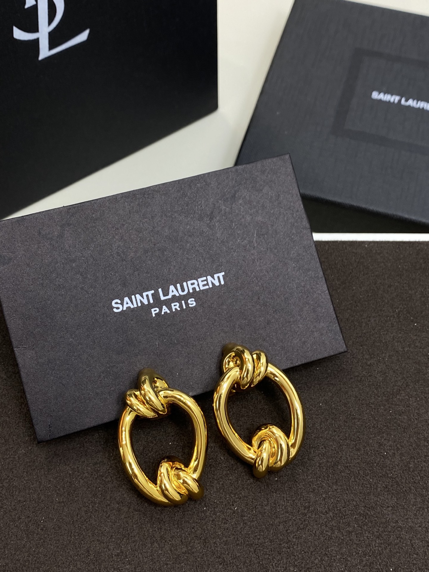 NO:714502,YsL new product knotted hoop ear clips, fashionable design, full of high-end feel, classic combination, elegant temperament, saint laurent, Cartier high-end jewelry19860909YsL 新品 打结圈耳夹 时尚设计高级感满满 经典搭配 气质大气,,saint laurent,卡迪亚高端饰品,Jewelry