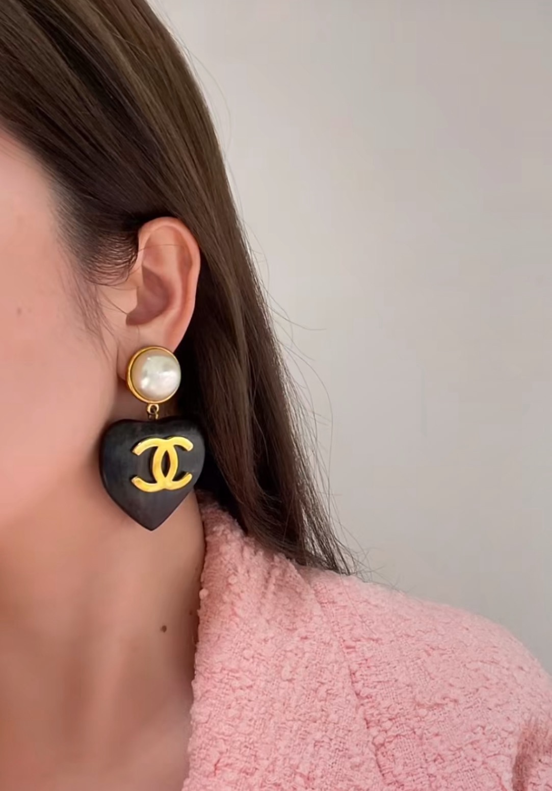 NO:754767,Ch@nel Medieval Ebony Heart Love Pearl Pendant Earrings are made of black resin heart-shaped as the main body, with gold metal and pearls. Decorated with a double C logo on one side. The asymmetric design can enhance the elegance of the outfit. It can be used as a highlight to show unique fashion taste. It is suitable for French romance, cool and other styles, making the wearer more attractive in different styles. earrings, Cardia high-end jewelry19860909Ch@nel 中古黑檀木桃心爱心珍珠吊坠耳环 以黑色树脂心形为主体,搭配金色金属和珍珠,一侧饰有双C标志,采用不对称设计它能提升穿搭优雅气质,作为亮点展现独特时尚品味,适配法式浪漫、酷感等多种风格,让穿着者在不同造型中都更具魅力,,earrings,卡迪亚高端饰品,Jewelry