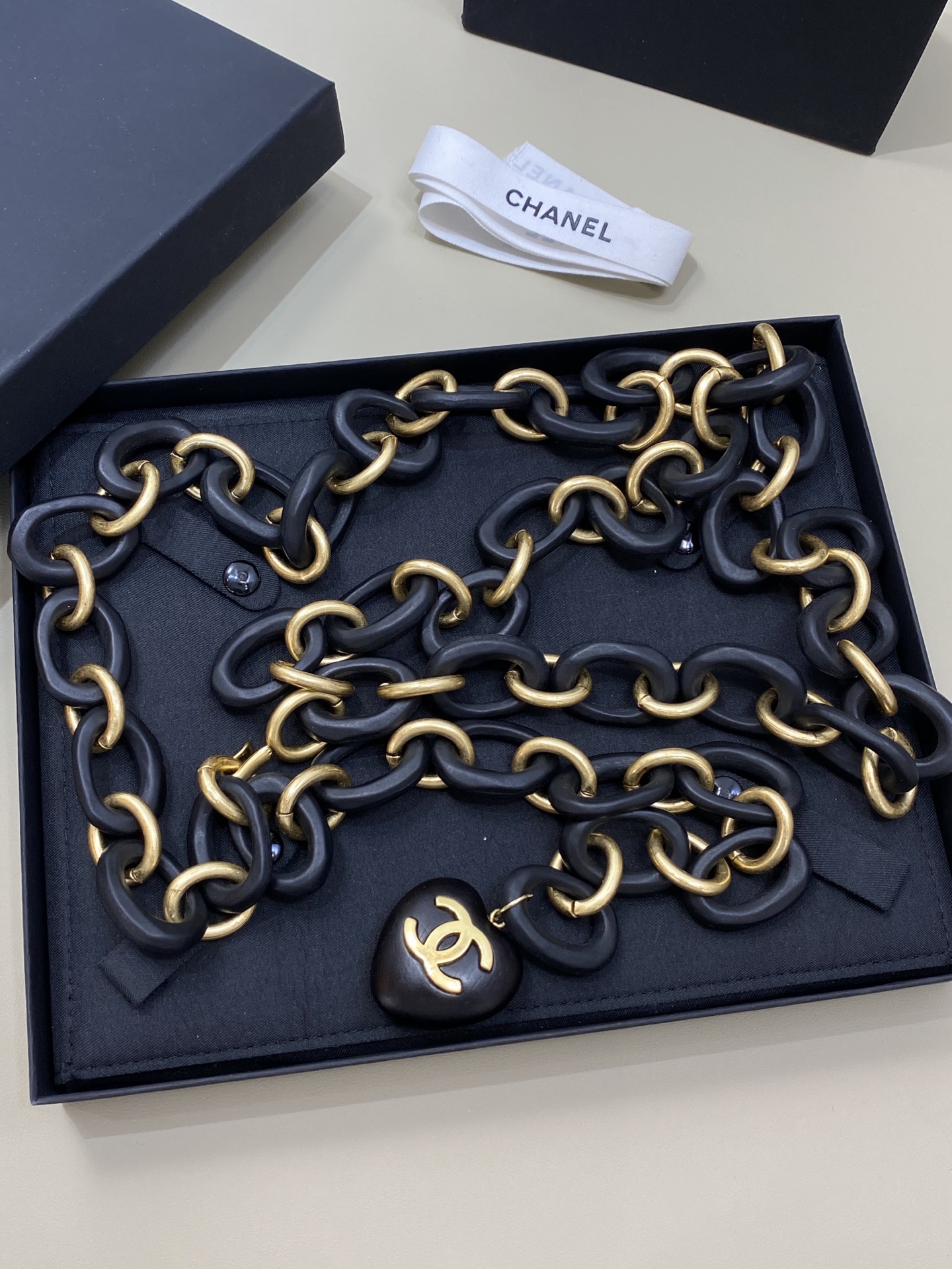 NO:754773,88650 [New Product Sharing] Ch@nel Medieval Black Sandalwood Peach Heart Love Medieval Waist Chain. It has a black resin heart shape as the main body and is decorated with a double C logo on one side. The asymmetric design can enhance the elegance of the outfit. It can be used as a highlight to show unique fashion taste. It is suitable for French romance, cool and other styles, making the wearer more attractive in different looks. Small fragrant sandalwood love pendant double-layer waist chain. The chain length is about 100cm.  The price is a little expensive, chanel, Cartier high-end jewelry1986090988650【新品分享】 Ch@nel 香奈儿 中古黑檀木桃心 爱心中古腰链 以黑色树脂心形为主体,一侧饰有双C标志,采用不对称设计它能提升穿搭优雅气质,作为亮点展现独特时尚品味,适配法式浪漫、酷感等多种风格,让穿着者在不同造型中都更具魅力 小香檀木爱心吊坠双层腰链 链长约100Cm 价格小贵,,chanel,卡迪亚高端饰品,Jewelry