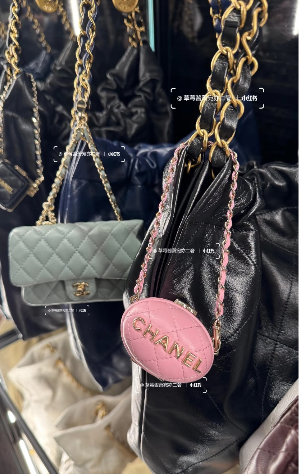 NO:754781,88550 [New Product Sharing] Ch@nel lambskin black and white goose egg bag｜Exquisite atmosphere. Pink color. The round goose egg shape has its own cuteness. Paired with a metal chain, it is sweet and cool in one second. It can hold lipstick, powder and other essentials for going out. The length of the chain is just stuck on the waist, and the atmosphere is direct. There is no choice between black and white, and it can be worn for daily commuting, dating and shopping. Wear it on your back and you will be a walking pictorial heroine.  Ready goods will be shipped in seconds, you are slow, poke me to lock in this exquisiteness!  ,,sheepskin,Cardia high-end jewelry1986090988550【新品分享】 Ch@nel 小羊皮黑白鹅蛋包｜拿捏精致氛围感 粉红配色 圆滚滚的鹅蛋造型自带萌感,搭配金属链条,甜酷风一秒拉满 装得下口红、粉饼这些出门刚需,链条长度刚好卡在腰侧,氛围感直接封神. 黑白两色都不挑穿搭,日常通勤、约会逛街都能搭,背上它你就是行走的画报女主 现货秒发,手慢无,戳我锁死这份精致！,,sheepskin,卡迪亚高端饰品,Jewelry