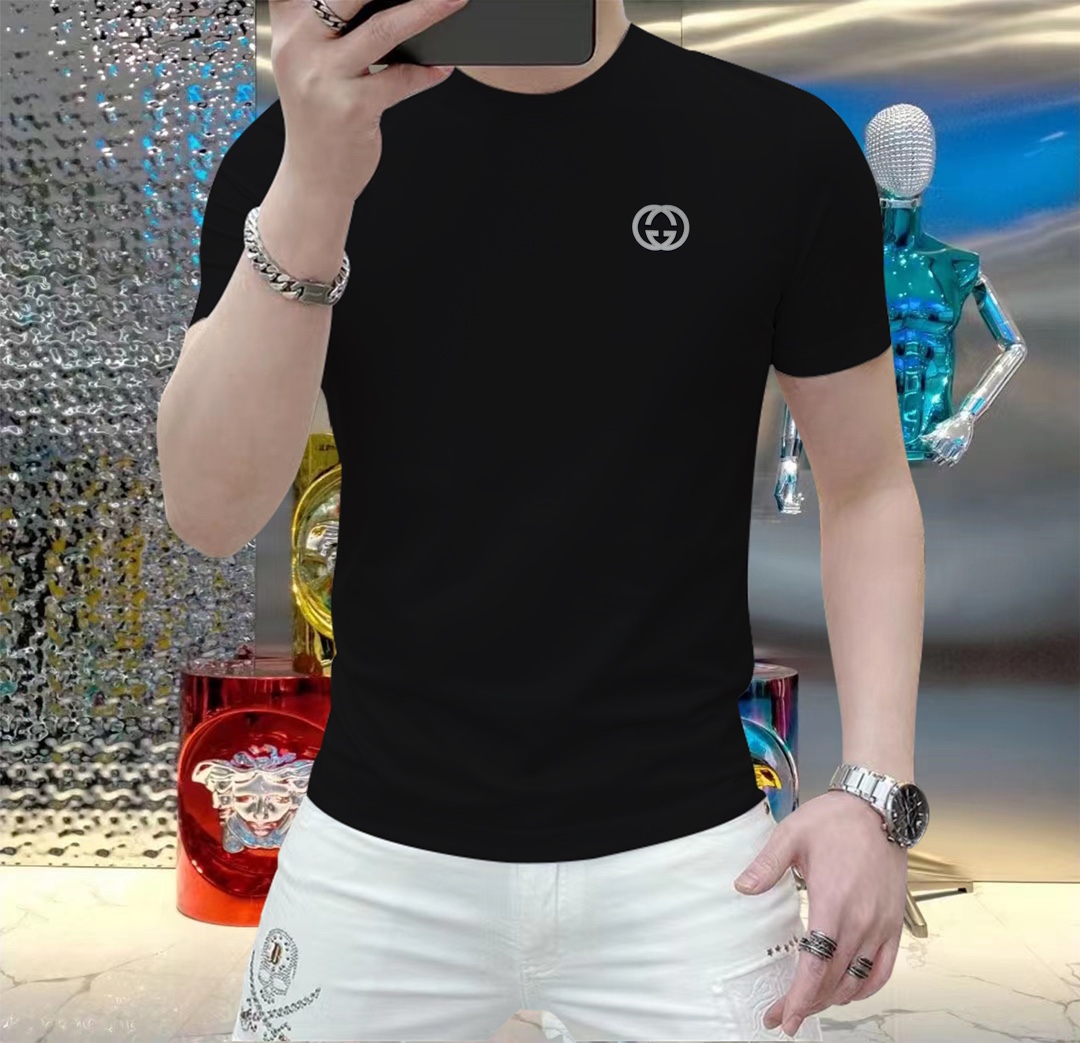 NO:156359,Guchi This summer, let your skin feel the ultimate gentleness and comfort!  The brand new men's summer round neck silk cotton short-sleeved T-shirt is now elegantly available!  Selected high-quality silk cotton, soft and breathable, light and fit, allowing you to stay refreshed and comfortable in the hot summer. The classic round neck design is simple but not simple, and can be easily controlled whether it is a daily street or a casual party. A variety of fashionable colors are selected to satisfy your pursuit of personality and make every day full of freshness. Size M-5XL,,T-shirt,tees,t-shirt,alexander wang19860909古奇 这个夏天,让肌肤感受极致的温柔与舒适！ 全新男士夏季圆领蚕丝棉短袖T恤,现已优雅登场！ 精选优质蚕丝棉,柔软透气,轻盈贴合,让你在炎炎夏日也能保持清爽自在. 经典圆领设计,简约而不简单,无论是日常出街还是休闲聚会,都能轻松驾驭. 多种时尚色彩选择,满足你对个性的追求,让每一天都充满新鲜感. 尺码 M-5XL,,T-shirt,tees，t-shirt,alexander wang,Men's clothing