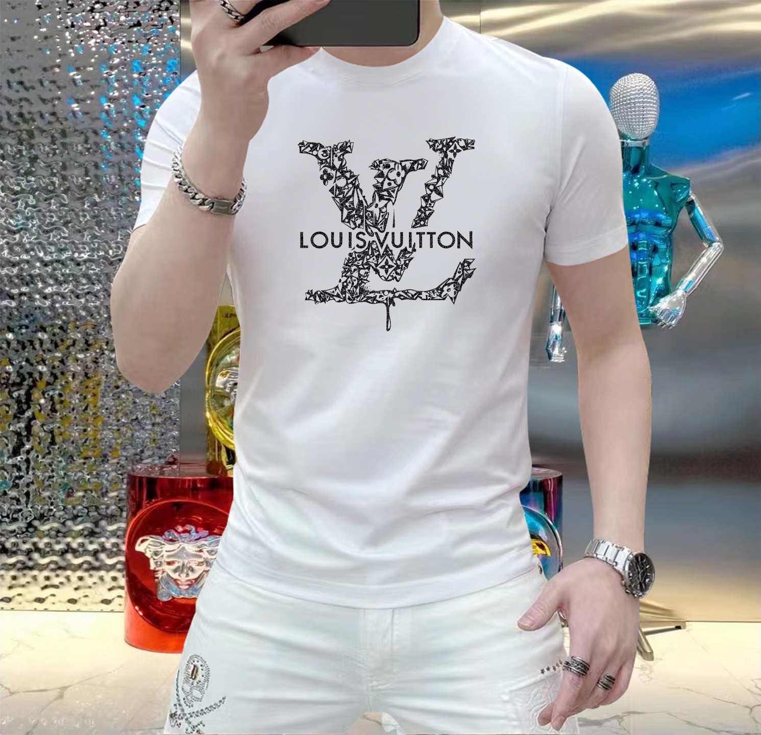NO:426742,LV This summer, let your skin feel the ultimate gentleness and comfort!  The brand new men's summer round neck silk cotton short-sleeved T-shirt is now elegantly available!  Selected high-quality silk cotton, soft and breathable, light fit, allowing you to stay refreshed and comfortable in the hot summer. The classic round neck design is simple but not simple, and can be easily controlled whether it is a daily street or a casual party. A variety of fashionable color choices meet your pursuit of personality and make every day full of freshness. Size M-5XL,,louis vuitton,T-shirt,tees,t-shirt,alexander wang19860909LV 这个夏天,让肌肤感受极致的温柔与舒适！ 全新男士夏季圆领蚕丝棉短袖T恤,现已优雅登场！ 精选优质蚕丝棉,柔软透气,轻盈贴合,让你在炎炎夏日也能保持清爽自在. 经典圆领设计,简约而不简单,无论是日常出街还是休闲聚会,都能轻松驾驭. 多种时尚色彩选择,满足你对个性的追求,让每一天都充满新鲜感. 尺码 M-5XL,,louis vuitton,T-shirt,tees，t-shirt,alexander wang,Men's clothing