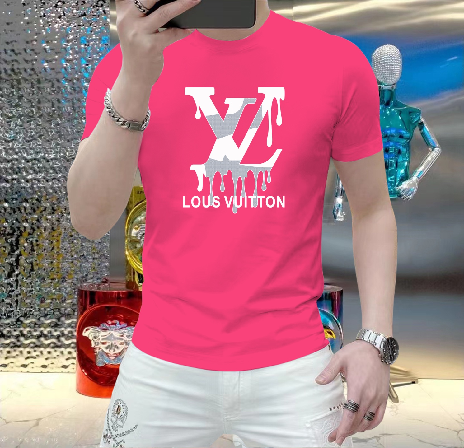 NO:161343,LV 2025 Spring and Summer New Products Top Showcase Internet Celebrity Customization Spring and Summer Original Fashionable Casual Short-Sleeve T-Shirts. 25ss Spring and Summer Fashion Internet Celebrities must-have items, selected imported quick-drying jade silk fabrics, excellent comfort and breathability, and excellent soft and wrinkle resistance and drooping. Whether it is single or inner wear, it is very handsome, matching men's practical dressing habits, exquisite logo emphasizes craftsmanship design, pursues luxury, noble and elegant style, and creates extraordinary men's taste. The first choice for urban fashion men. Size M-5XL can wear 220 kilograms, louis vuitton, T-shirt,tees, t-shirt,alexander wang19860909LV 2025春夏新品爆款 顶级走秀网红款定制 春夏原单时尚休闲短袖T恤.25ss春夏潮人网红必备单品,精选进口速干玉蚕丝面料,舒适性与透气性兼优,柔软抗皱弹性和垂性极佳,无论是单穿还是内搭都是帅气十足,吻合了男性实用穿衣习惯,精致logo重工艺设计,追求奢华高贵优雅风范,打造不凡男士品味,都市时尚男尤首选.尺码M-5XL 最大可穿220斤,,louis vuitton,T-shirt,tees，t-shirt,alexander wang,Men's clothing