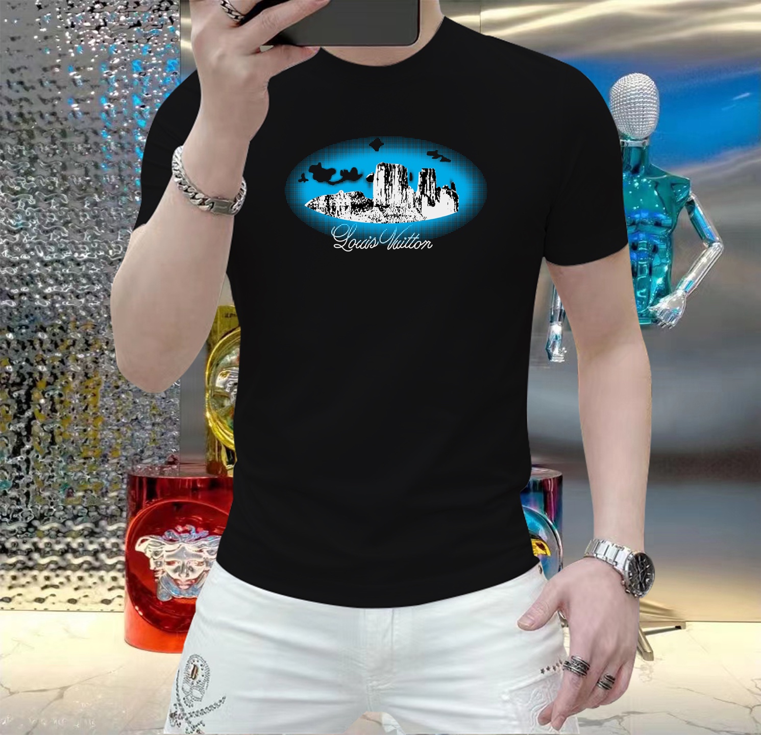 NO:120515,LV This summer, let your skin feel the ultimate gentleness and comfort!  The brand new men's summer round neck silk cotton short-sleeved T-shirt is now elegantly available!  Selected high-quality silk cotton, soft and breathable, light fit, allowing you to stay refreshed and comfortable in the hot summer. The classic round neck design is simple but not simple, and can be easily controlled whether it is a daily street or a casual party. A variety of fashionable color choices meet your pursuit of personality and make every day full of freshness. Size M-5XL,,louis vuitton,T-shirt,tees,t-shirt,alexander wang19860909LV 这个夏天,让肌肤感受极致的温柔与舒适！ 全新男士夏季圆领蚕丝棉短袖T恤,现已优雅登场！ 精选优质蚕丝棉,柔软透气,轻盈贴合,让你在炎炎夏日也能保持清爽自在. 经典圆领设计,简约而不简单,无论是日常出街还是休闲聚会,都能轻松驾驭. 多种时尚色彩选择,满足你对个性的追求,让每一天都充满新鲜感. 尺码 M-5XL,,louis vuitton,T-shirt,tees，t-shirt,alexander wang,Men's clothing