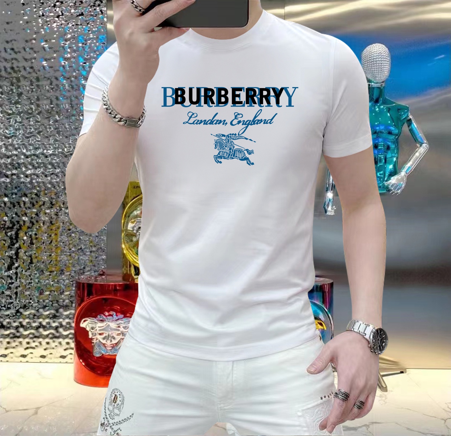 NO:120505,Burberry This summer, let your skin feel the ultimate gentleness and comfort!  The brand new men's summer round neck silk cotton short-sleeved T-shirt is now elegantly available!  Selected high-quality silk cotton, soft and breathable, light and fit, allowing you to stay refreshed and comfortable in the hot summer. The classic round neck design is simple but not simple, and can be easily controlled whether it is a daily street or a casual party. A variety of fashionable color choices meet your pursuit of personality and make every day full of freshness. Size M-5XL, burberry, T-shirt, tees, t-shirt, alexander wang19860909巴宝莉 这个夏天,让肌肤感受极致的温柔与舒适！ 全新男士夏季圆领蚕丝棉短袖T恤,现已优雅登场！ 精选优质蚕丝棉,柔软透气,轻盈贴合,让你在炎炎夏日也能保持清爽自在. 经典圆领设计,简约而不简单,无论是日常出街还是休闲聚会,都能轻松驾驭. 多种时尚色彩选择,满足你对个性的追求,让每一天都充满新鲜感. 尺码 M-5XL,,burberry,T-shirt,tees，t-shirt,alexander wang,Men's clothing