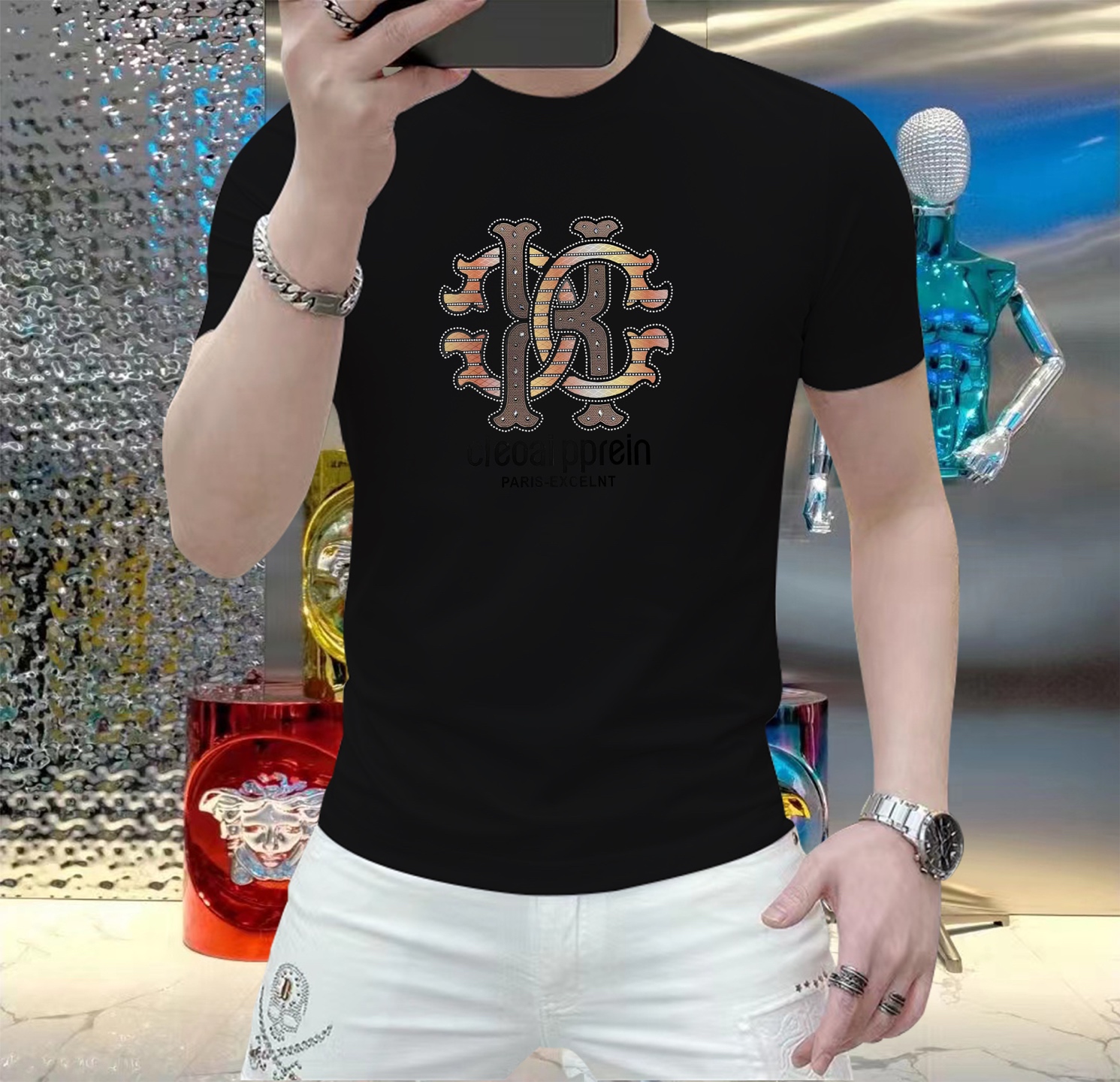 NO:120520,Cavalli This summer, let your skin feel the ultimate gentleness and comfort!  The brand new men's summer round neck silk cotton short-sleeved T-shirt is now elegantly available!  Selected high-quality silk cotton, soft and breathable, light and fit, allowing you to stay refreshed and comfortable in the hot summer. The classic round neck design is simple but not simple, and can be easily controlled whether it is a daily street or a casual party. A variety of fashionable colors are selected to satisfy your pursuit of personality and make every day full of freshness. Size M-5XL,,T-shirt,tees,t-shirt,alexander wang19860909卡沃利 这个夏天,让肌肤感受极致的温柔与舒适！ 全新男士夏季圆领蚕丝棉短袖T恤,现已优雅登场！ 精选优质蚕丝棉,柔软透气,轻盈贴合,让你在炎炎夏日也能保持清爽自在. 经典圆领设计,简约而不简单,无论是日常出街还是休闲聚会,都能轻松驾驭. 多种时尚色彩选择,满足你对个性的追求,让每一天都充满新鲜感. 尺码 M-5XL,,T-shirt,tees，t-shirt,alexander wang,Men's clothing