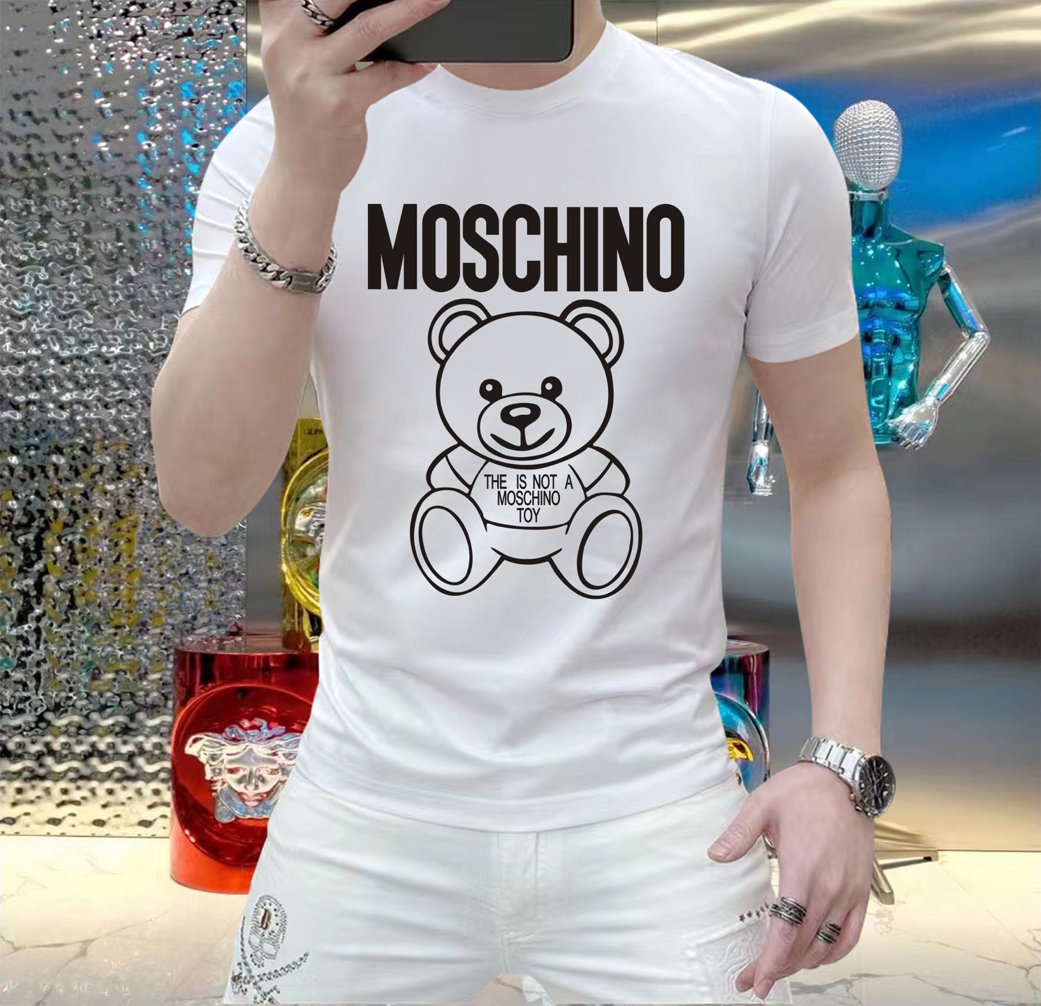 NO:120523,Moscino This summer, let your skin feel the ultimate gentleness and comfort!  The brand new men's summer round neck silk cotton short-sleeved T-shirt is now elegantly available!  Selected high-quality silk cotton, soft and breathable, light and fit, allowing you to stay refreshed and comfortable in the hot summer. The classic round neck design is simple but not simple, and can be easily controlled whether it is a daily street or a casual party. A variety of fashionable colors are selected to satisfy your pursuit of personality and make every day full of freshness. Size M-5XL,,T-shirt,tees,t-shirt,alexander wang19860909莫斯奇诺 这个夏天,让肌肤感受极致的温柔与舒适！ 全新男士夏季圆领蚕丝棉短袖T恤,现已优雅登场！ 精选优质蚕丝棉,柔软透气,轻盈贴合,让你在炎炎夏日也能保持清爽自在. 经典圆领设计,简约而不简单,无论是日常出街还是休闲聚会,都能轻松驾驭. 多种时尚色彩选择,满足你对个性的追求,让每一天都充满新鲜感. 尺码 M-5XL,,T-shirt,tees，t-shirt,alexander wang,Men's clothing