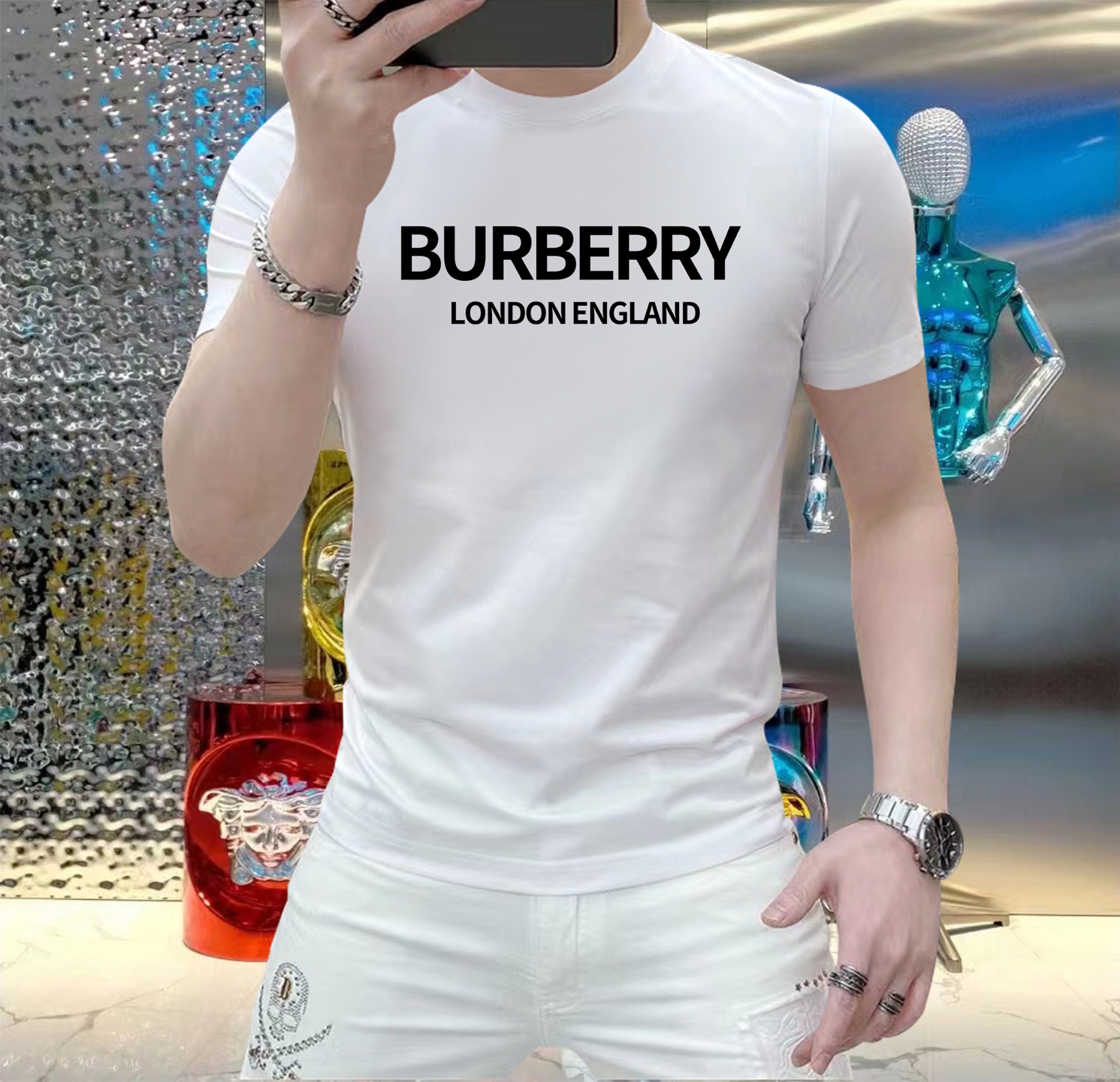 NO:120532,Burberry This summer, let your skin feel the ultimate gentleness and comfort!  The brand new men's summer round neck silk cotton short-sleeved T-shirt is now elegantly available!  Selected high-quality silk cotton, soft and breathable, light and fit, allowing you to stay refreshed and comfortable in the hot summer. The classic round neck design is simple but not simple, and can be easily controlled whether it is a daily street or a casual party. A variety of fashionable color choices meet your pursuit of personality and make every day full of freshness. Size M-5XL, burberry, T-shirt, tees, t-shirt, alexander wang19860909巴宝莉 这个夏天,让肌肤感受极致的温柔与舒适！ 全新男士夏季圆领蚕丝棉短袖T恤,现已优雅登场！ 精选优质蚕丝棉,柔软透气,轻盈贴合,让你在炎炎夏日也能保持清爽自在. 经典圆领设计,简约而不简单,无论是日常出街还是休闲聚会,都能轻松驾驭. 多种时尚色彩选择,满足你对个性的追求,让每一天都充满新鲜感. 尺码 M-5XL,,burberry,T-shirt,tees，t-shirt,alexander wang,Men's clothing