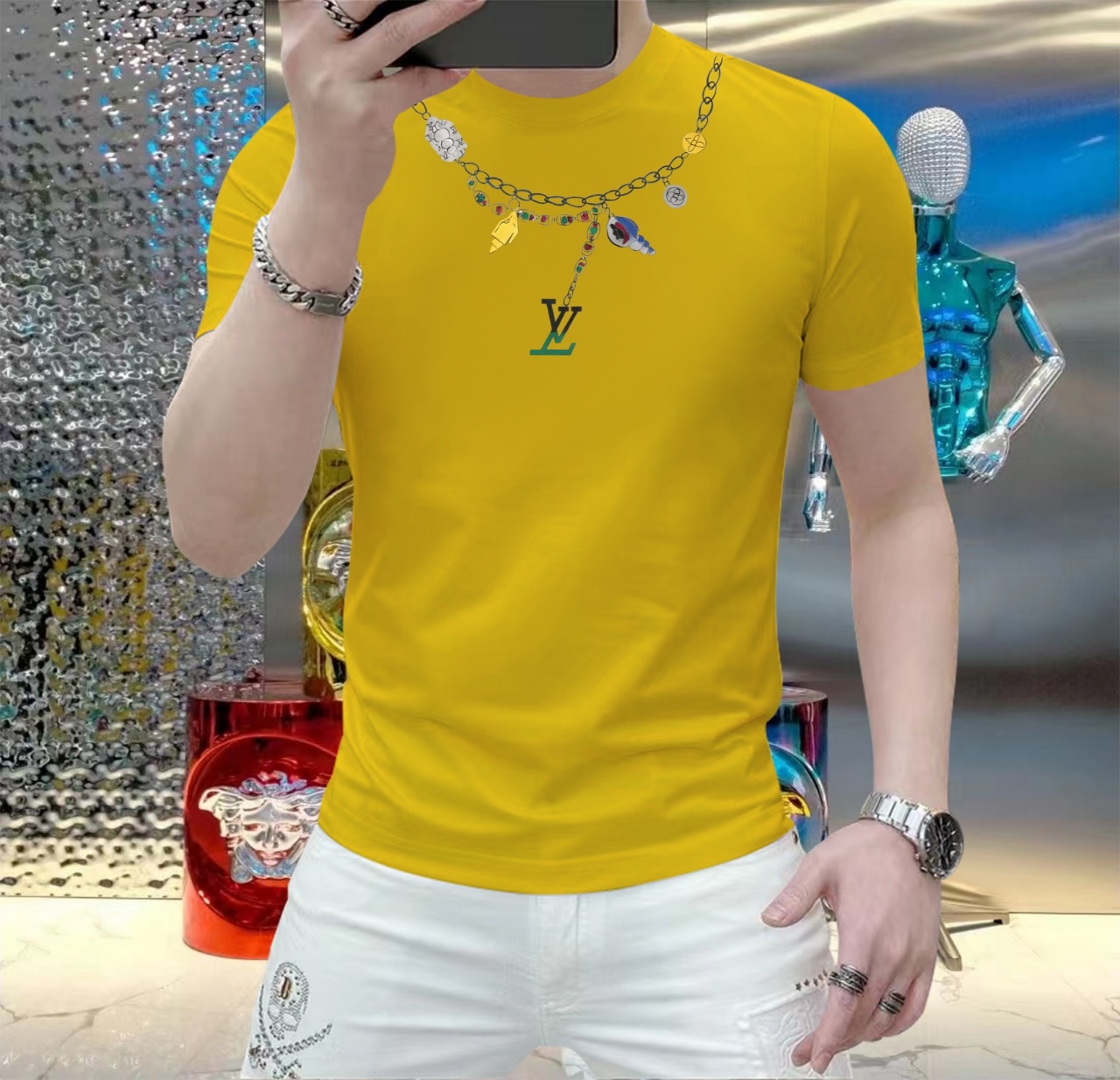 NO:162910,LV 2025 Spring and Summer New Products Top Showcase Internet Celebrity Customization Spring and Summer Original Fashionable Casual Short-Sleeve T-Shirts. 25ss Spring and Summer Fashion Internet Celebrities must-have items, selected imported quick-drying jade silk fabrics, excellent comfort and breathability, and excellent soft and wrinkle resistance and drooping. Whether it is single or inner wear, it is very handsome, matching men's practical dressing habits, exquisite logo emphasizes craftsmanship design, pursues luxury, noble and elegant style, and creates extraordinary men's taste. The first choice for urban fashion men. Size M-5XL can wear 220 kilograms, louis vuitton, T-shirt,tees, t-shirt,alexander wang19860909LV 2025春夏新品爆款 顶级走秀网红款定制 春夏原单时尚休闲短袖T恤.25ss春夏潮人网红必备单品,精选进口速干玉蚕丝面料,舒适性与透气性兼优,柔软抗皱弹性和垂性极佳,无论是单穿还是内搭都是帅气十足,吻合了男性实用穿衣习惯,精致logo重工艺设计,追求奢华高贵优雅风范,打造不凡男士品味,都市时尚男尤首选.尺码M-5XL 最大可穿220斤,,louis vuitton,T-shirt,tees，t-shirt,alexander wang,Men's clothing