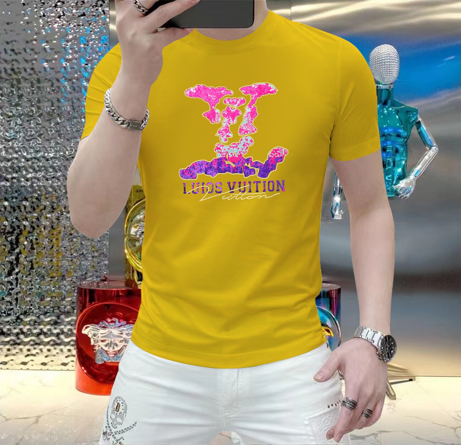 NO:413238,LV This summer, let your skin feel the ultimate gentleness and comfort!  The brand new men's summer round neck silk cotton short-sleeved T-shirt is now elegantly available!  Selected high-quality silk cotton, soft and breathable, light fit, allowing you to stay refreshed and comfortable in the hot summer. The classic round neck design is simple but not simple, and can be easily controlled whether it is a daily street or a casual party. A variety of fashionable color choices meet your pursuit of personality and make every day full of freshness. Size M-5XL,,louis vuitton,T-shirt,tees,t-shirt,alexander wang19860909LV 这个夏天,让肌肤感受极致的温柔与舒适！ 全新男士夏季圆领蚕丝棉短袖T恤,现已优雅登场！ 精选优质蚕丝棉,柔软透气,轻盈贴合,让你在炎炎夏日也能保持清爽自在. 经典圆领设计,简约而不简单,无论是日常出街还是休闲聚会,都能轻松驾驭. 多种时尚色彩选择,满足你对个性的追求,让每一天都充满新鲜感. 尺码 M-5XL,,louis vuitton,T-shirt,tees，t-shirt,alexander wang,Men's clothing