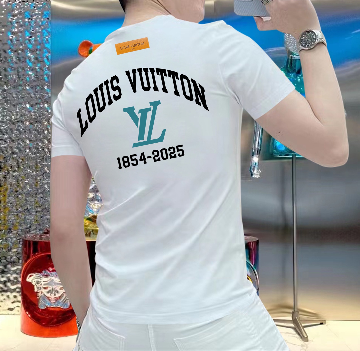 NO:153443,LV This summer, let your skin feel the ultimate gentleness and comfort!  The brand new men's summer round neck silk cotton short-sleeved T-shirt is now elegantly available!  Selected high-quality silk cotton, soft and breathable, light fit, allowing you to stay refreshed and comfortable in the hot summer. The classic round neck design is simple but not simple, and can be easily controlled whether it is a daily street or a casual party. A variety of fashionable color choices meet your pursuit of personality and make every day full of freshness. Size M-5XL,,louis vuitton,T-shirt,tees,t-shirt,alexander wang19860909LV 这个夏天,让肌肤感受极致的温柔与舒适！ 全新男士夏季圆领蚕丝棉短袖T恤,现已优雅登场！ 精选优质蚕丝棉,柔软透气,轻盈贴合,让你在炎炎夏日也能保持清爽自在. 经典圆领设计,简约而不简单,无论是日常出街还是休闲聚会,都能轻松驾驭. 多种时尚色彩选择,满足你对个性的追求,让每一天都充满新鲜感. 尺码 M-5XL,,louis vuitton,T-shirt,tees，t-shirt,alexander wang,Men's clothing