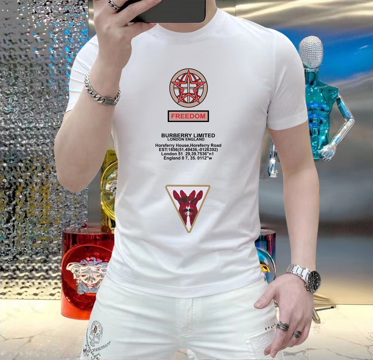 NO:471623,Burberry 2025 new spring and summer products, top-level showcase internet celebrity style customization, spring and summer original single fashion casual short-sleeved T-shirt. 25ss Spring and summer trendy internet celebrity must-have items, selected imported quick-drying jade silk fabric, excellent comfort and breathability, soft and wrinkle resistance and sagging, both single and inner wear are very handsome, matching men's practical dressing habits, exquisite logo emphasizes craftsmanship design, pursues luxury, noble and elegant style, creates extraordinary men's taste, and is the best choice for urban fashion men. Size M-5XL can wear up to 220 catties, burberry, T-shirt, tees, t-shirt, alexander wang19860909巴宝莉 2025春夏新品爆款 顶级走秀网红款定制 春夏原单时尚休闲短袖T恤.25ss春夏潮人网红必备单品,精选进口速干玉蚕丝面料,舒适性与透气性兼优,柔软抗皱弹性和垂性极佳,无论是单穿还是内搭都是帅气十足,吻合了男性实用穿衣习惯,精致logo重工艺设计,追求奢华高贵优雅风范,打造不凡男士品味,都市时尚男尤首选.尺码M-5XL 最大可穿220斤,,burberry,T-shirt,tees，t-shirt,alexander wang,Men's clothing