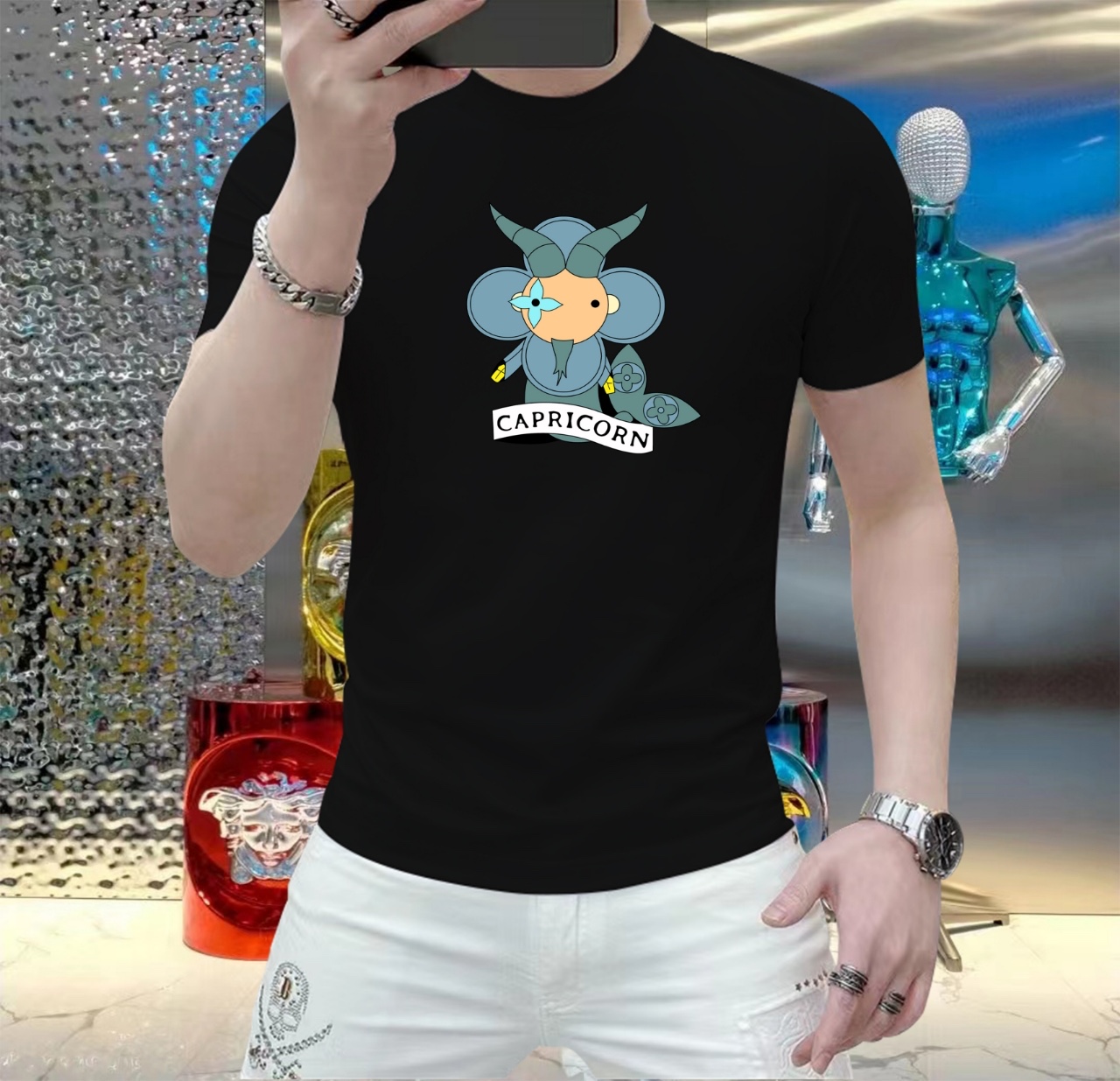 NO:483261,LV 2025 Spring and Summer New Products Top Showcase Internet Celebrity Customization Spring and Summer Original Fashionable Casual Short-Sleeve T-Shirts. 25ss Spring and Summer Fashion Internet Celebrities must-have items, selected imported quick-drying jade silk fabrics, excellent comfort and breathability, and excellent soft and wrinkle resistance and drooping. Whether it is single or inner wear, it is very handsome, matching men's practical dressing habits, exquisite logo emphasizes craftsmanship design, pursues luxury, noble and elegant style, and creates extraordinary men's taste. The first choice for urban fashion men. Size M-5XL can wear 220 kilograms, louis vuitton, T-shirt,tees, t-shirt,alexander wang19860909LV 2025春夏新品爆款 顶级走秀网红款定制 春夏原单时尚休闲短袖T恤.25ss春夏潮人网红必备单品,精选进口速干玉蚕丝面料,舒适性与透气性兼优,柔软抗皱弹性和垂性极佳,无论是单穿还是内搭都是帅气十足,吻合了男性实用穿衣习惯,精致logo重工艺设计,追求奢华高贵优雅风范,打造不凡男士品味,都市时尚男尤首选.尺码M-5XL 最大可穿220斤,,louis vuitton,T-shirt,tees，t-shirt,alexander wang,Men's clothing