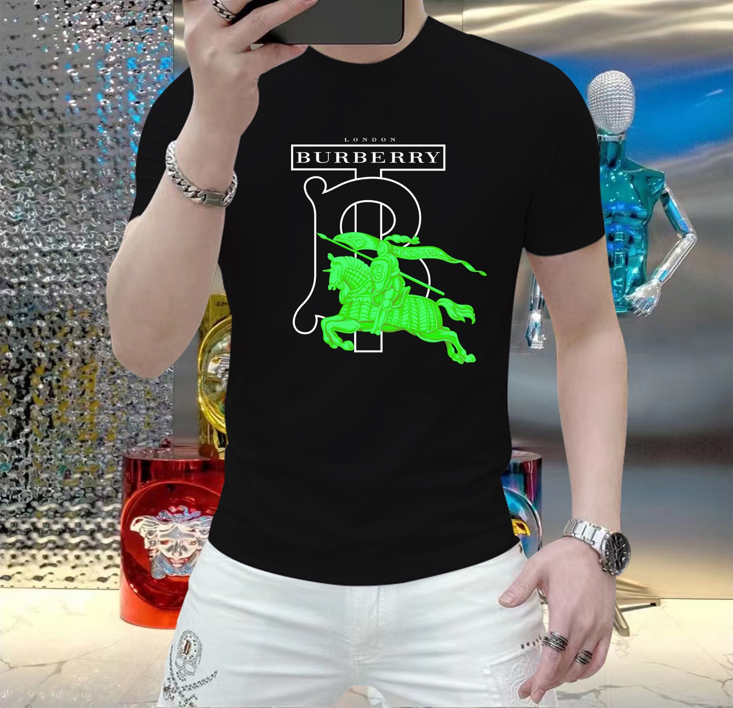 NO:483245,Burberry 2025 new spring and summer products, top-level showcase internet celebrity customization, spring and summer original single fashion casual short-sleeved T-shirt. 25ss Spring and summer trendy internet celebrity must-have items, selected imported quick-drying jade silk fabric, excellent comfort and breathability, soft, wrinkle-resistant elasticity and drooping. Whether it is single or inner wear, it is very handsome, matching men's practical dressing habits, exquisite logo emphasizes craftsmanship design, pursues luxury, noble and elegant style, creates extraordinary men's taste, and is the best choice for urban fashion men. Size M-5XL can wear up to 220 kilograms, burberry, T-shirt, tees, t-shirt, alexander wang19860909巴宝莉 2025春夏新品爆款 顶级走秀网红款定制 春夏原单时尚休闲短袖T恤.25ss春夏潮人网红必备单品,精选进口速干玉蚕丝面料,舒适性与透气性兼优,柔软抗皱弹性和垂性极佳,无论是单穿还是内搭都是帅气十足,吻合了男性实用穿衣习惯,精致logo重工艺设计,追求奢华高贵优雅风范,打造不凡男士品味,都市时尚男尤首选.尺码M-5XL 最大可穿220斤,,burberry,T-shirt,tees，t-shirt,alexander wang,Men's clothing