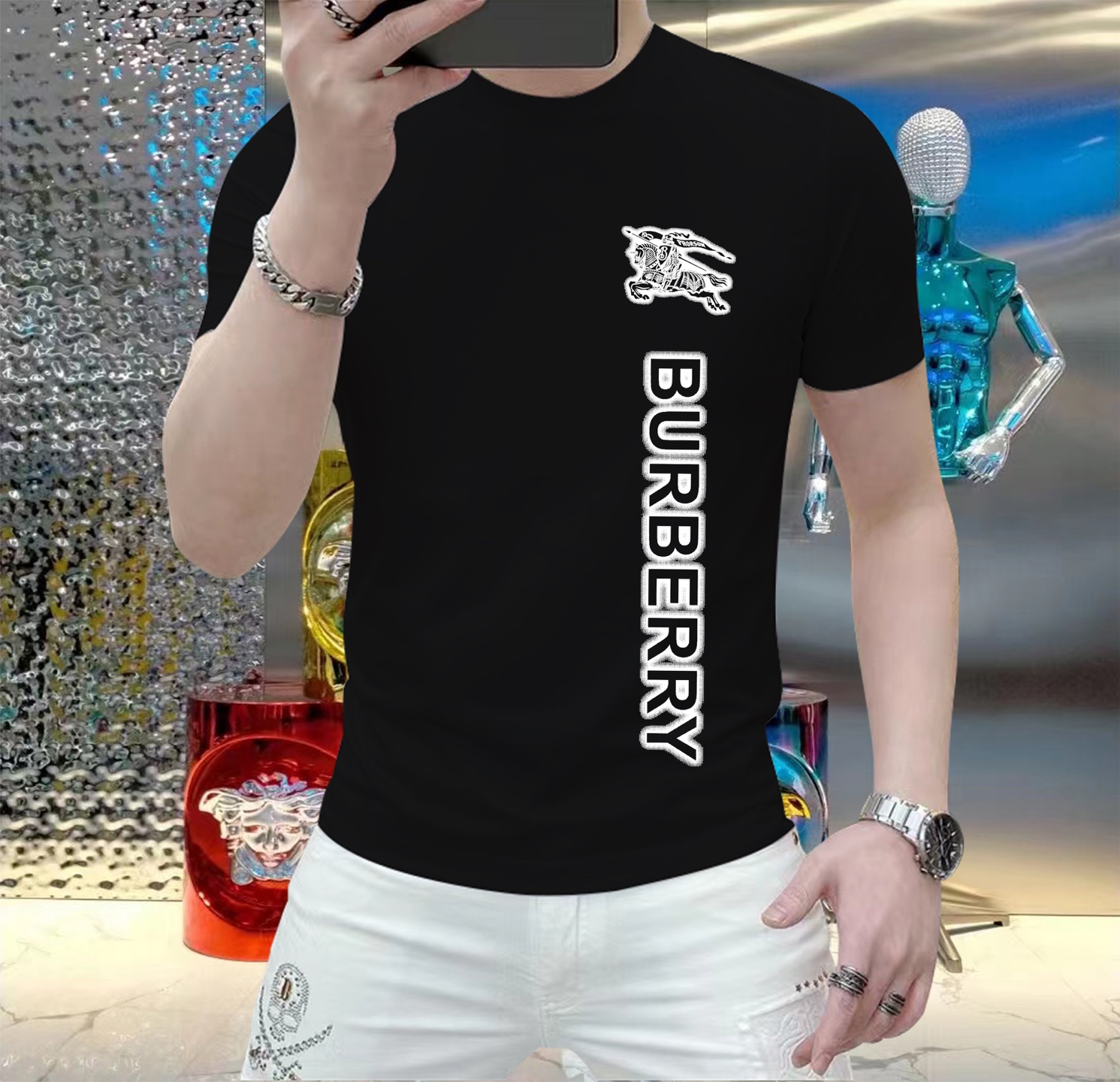 NO:483255,Burberry 2025 new spring and summer products, top-level showcase internet celebrity style customization, spring and summer original single fashion casual short-sleeved T-shirt. 25ss Spring and summer trendy internet celebrity must-have items, selected imported quick-drying jade silk fabric, excellent comfort and breathability, soft and wrinkle resistance and sagging, both single and inner wear are very handsome, matching men's practical dressing habits, exquisite logo emphasizes craftsmanship design, pursues luxury, noble and elegant style, creates extraordinary men's taste, and is the best choice for urban fashion men. Size M-5XL can wear up to 220 catties, burberry, T-shirt, tees, t-shirt, alexander wang19860909巴宝莉 2025春夏新品爆款 顶级走秀网红款定制 春夏原单时尚休闲短袖T恤.25ss春夏潮人网红必备单品,精选进口速干玉蚕丝面料,舒适性与透气性兼优,柔软抗皱弹性和垂性极佳,无论是单穿还是内搭都是帅气十足,吻合了男性实用穿衣习惯,精致logo重工艺设计,追求奢华高贵优雅风范,打造不凡男士品味,都市时尚男尤首选.尺码M-5XL 最大可穿220斤,,burberry,T-shirt,tees，t-shirt,alexander wang,Men's clothing