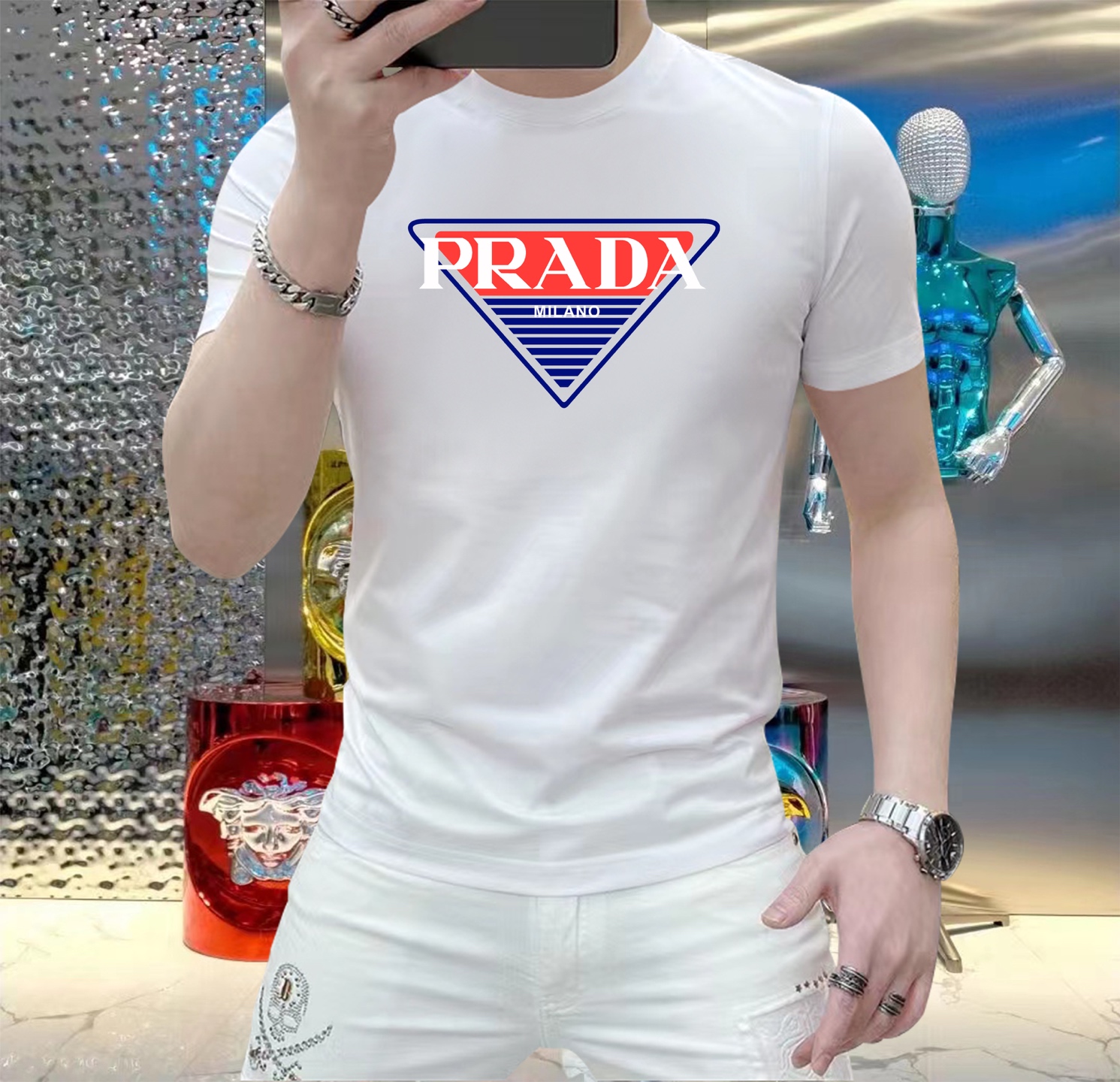 NO:483262,Prada 2025 Spring and Summer New Products Top Showcase Internet Celebrity Customization Spring and Summer Original Fashionable Casual Short-Sleeve T-Shirts. 25ss Spring and Summer Fashion Internet Celebrities must-have items, selected imported quick-drying jade silk fabrics, excellent comfort and breathability, and excellent soft and wrinkle resistance and drooping. Whether it is single or inner wear, it is very handsome, matching men's practical dressing habits, exquisite logo emphasizes craftsmanship design, pursues luxury, noble and elegant style, and creates extraordinary men's taste. The first choice for urban fashion men. Size M-5XL can be worn at 220 catties, prada, T-shirt,tees, t-shirt,alexander wang19860909普拉达 2025春夏新品爆款 顶级走秀网红款定制 春夏原单时尚休闲短袖T恤.25ss春夏潮人网红必备单品,精选进口速干玉蚕丝面料,舒适性与透气性兼优,柔软抗皱弹性和垂性极佳,无论是单穿还是内搭都是帅气十足,吻合了男性实用穿衣习惯,精致logo重工艺设计,追求奢华高贵优雅风范,打造不凡男士品味,都市时尚男尤首选.尺码M-5XL 最大可穿220斤,,prada,T-shirt,tees，t-shirt,alexander wang,Men's clothing