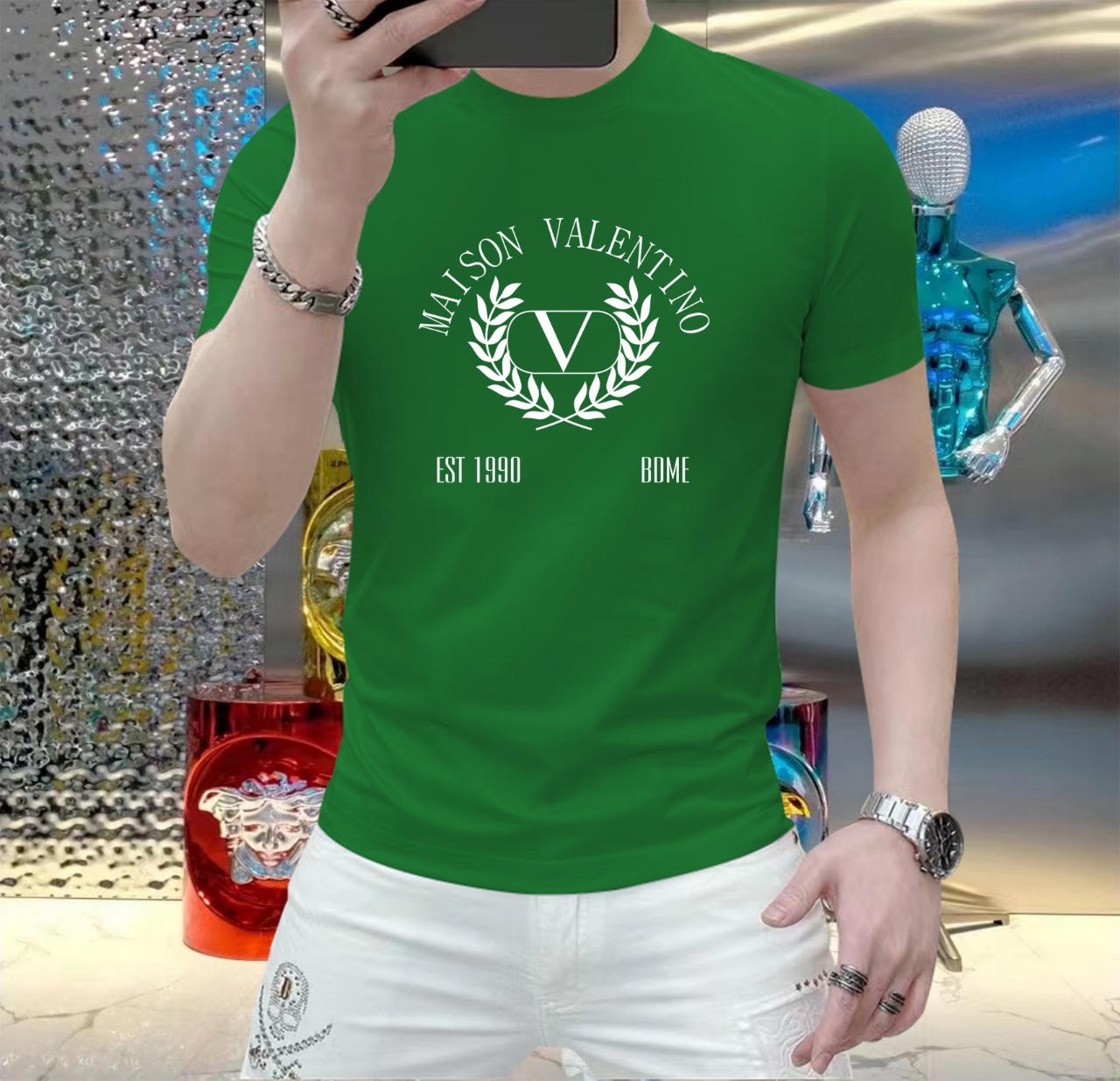 NO:483266,Valentino 2025 Spring and Summer New Products Top Showcase Internet Celebrity Customization Spring and Summer Original Fashionable Casual Short-Sleeve T-Shirts. 25ss Spring and Summer Fashion Internet Celebrities must-have items, selected imported quick-drying jade silk fabrics, excellent comfort and breathability, and excellent soft, wrinkle-resistant elasticity and drooping. Whether it is single or inner wear, it is very handsome, matching men's practical dressing habits, exquisite logo emphasizes craftsmanship design, pursues luxury, noble and elegant style, and creates extraordinary men's taste. The first choice for urban fashion men. Size M-5XL can wear 220 kilograms, valentino, T-shirt, tees, t-shirt, alexander wang19860909华伦天奴 2025春夏新品爆款 顶级走秀网红款定制 春夏原单时尚休闲短袖T恤.25ss春夏潮人网红必备单品,精选进口速干玉蚕丝面料,舒适性与透气性兼优,柔软抗皱弹性和垂性极佳,无论是单穿还是内搭都是帅气十足,吻合了男性实用穿衣习惯,精致logo重工艺设计,追求奢华高贵优雅风范,打造不凡男士品味,都市时尚男尤首选.尺码M-5XL 最大可穿220斤,,valentino,T-shirt,tees，t-shirt,alexander wang,Men's clothing