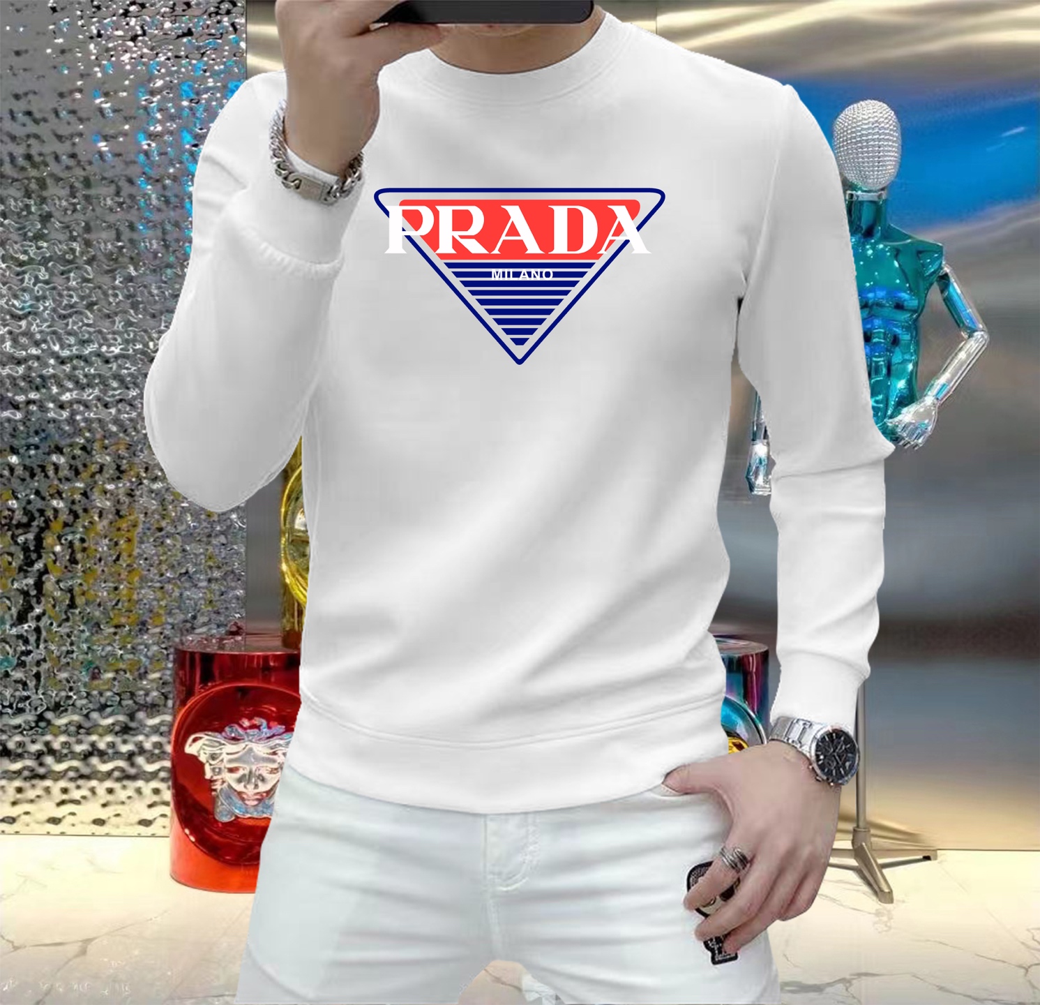 NO:530657,Prada 2025 Autumn and Winter European Counter New Style Top Original Single Fashionable Casual Long Sleeve T-Shirts and Sweatshirts. Customized by fashion trendy internet celebrities in early autumn, selected imported high-density silk cotton fabrics, exquisite original logos, excellent comfort and breathability, and excellent soft, wrinkle-resistant elasticity and drooping. Whether worn alone or in the inner wear, they are very handsome, which conforms to the practical dressing habits of men, pursues luxury, noble and elegant style, and creates extraordinary men's taste. The first choice for urban fashion men. Size M~5XL (can be worn 110~215 catties), prada, hoodie, sweatshirts, tees, t-shirt, alexander wang19860909普拉达 2025秋冬欧洲专柜新款 顶级原单时尚休闲长袖T恤卫衣.早秋时尚网红潮人定制,精选进口高密度蚕丝棉面料,精致原版logo打造,舒适性与透气性兼优,柔软抗皱弹性和垂性极佳,无论是单穿或是内搭都是帅气十足,吻合了男性实用穿衣习惯,追求奢华高贵优雅风范,打造不凡男士品味,都市时尚男士首选.尺码M~5XL(可穿110～215斤）,,prada,hoodie,sweatshirts,tees，t-shirt,alexander wang,Men's clothing