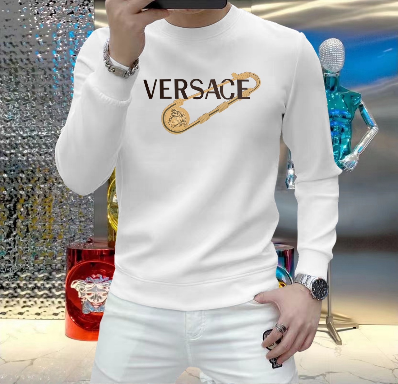 NO:527534,Versace, new European counters for autumn and winter, top-quality original single fashion casual long-sleeved T-shirts and sweatshirts. Customized by fashion trendy internet celebrities in early autumn, selected imported high-density silk cotton fabrics, exquisite original logos, excellent comfort and breathability, excellent soft and wrinkle resistance and sagging. Whether worn alone or in the inner wear, they are very handsome, which conforms to the practical dressing habits of men, pursues luxury, noble and elegant style, and creates extraordinary men's taste. The first choice for urban fashion men. Size M~5XL (can be worn 110~215 catties), versace, hoodie, sweatshirts, tees, t-shirt, alexander wang19860909范思哲 秋冬欧洲专柜新款 顶级原单时尚休闲长袖T恤卫衣.早秋时尚网红潮人定制,精选进口高密度蚕丝棉面料,精致原版logo打造,舒适性与透气性兼优,柔软抗皱弹性和垂性极佳,无论是单穿或是内搭都是帅气十足,吻合了男性实用穿衣习惯,追求奢华高贵优雅风范,打造不凡男士品味,都市时尚男士首选.尺码M~5XL(可穿110～215斤）,,versace,hoodie,sweatshirts,tees，t-shirt,alexander wang,Men's clothing