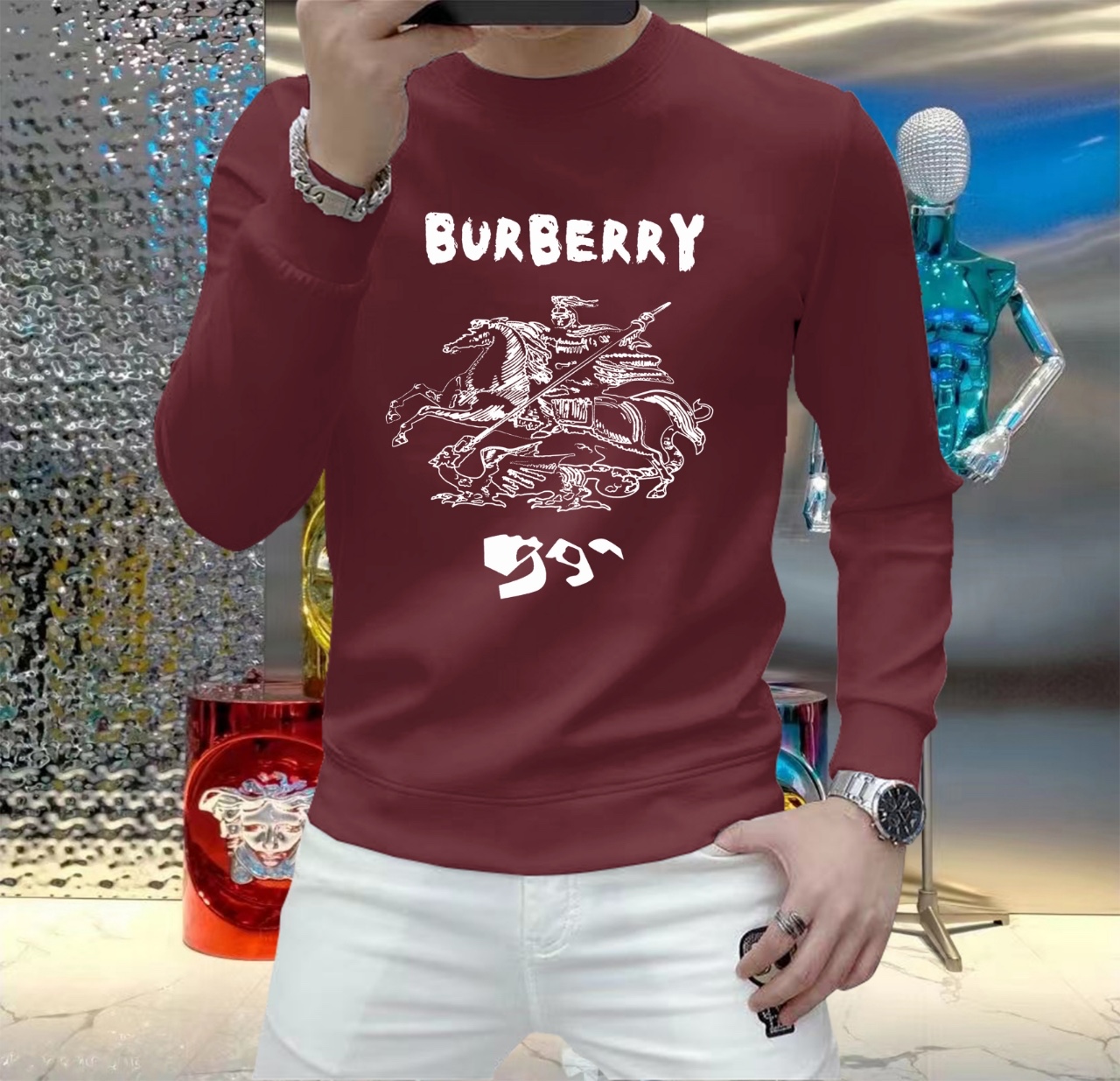 NO:526417,Burberry 2025 Autumn and Winter European Counter New Style Top Original Single Fashionable Casual Long Sleeve T-Shirts and Sweatshirts. Customized by fashion trendy internet celebrities in early autumn, selected imported high-density silk cotton fabrics, exquisite original logos, excellent comfort and breathability, and excellent soft, wrinkle-resistant elasticity and drooping. Whether worn alone or in the inner wear, they are very handsome, which conforms to the practical dressing habits of men, pursues luxury, noble and elegant style, and creates extraordinary men's taste. The first choice for urban fashion men. Size M~5XL (can be worn 110~215 catties), burberry, hoodie, sweatshirts, tees, t-shirt, alexander wang19860909巴宝莉 2025秋冬欧洲专柜新款 顶级原单时尚休闲长袖T恤卫衣.早秋时尚网红潮人定制,精选进口高密度蚕丝棉面料,精致原版logo打造,舒适性与透气性兼优,柔软抗皱弹性和垂性极佳,无论是单穿或是内搭都是帅气十足,吻合了男性实用穿衣习惯,追求奢华高贵优雅风范,打造不凡男士品味,都市时尚男士首选.尺码M~5XL(可穿110～215斤）,,burberry,hoodie,sweatshirts,tees，t-shirt,alexander wang,Men's clothing