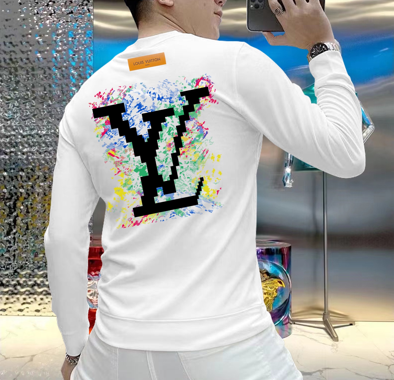 NO:530662,LV 2025 Autumn and Winter European Counter New Style Top Original Single Fashion Casual Long Sleeve T-Shirts and Sweatshirts. Customized by fashion internet celebrities in early autumn, selected imported high-density silk cotton fabrics, exquisite original logos, excellent comfort and breathability, soft, wrinkle-resistant elasticity and drooping. Whether worn alone or in the inner wear, they are very handsome, which conforms to the practical dressing habits of men, pursues luxury, noble and elegant style, and creates extraordinary men's taste. The first choice for urban fashion men. Size M~5XL (can be worn 110~215 catties), louis vuitton, hoodie, sweatshirts, tees, t-shirt, alexander wang19860909LV 2025秋冬欧洲专柜新款 顶级原单时尚休闲长袖T恤卫衣.早秋时尚网红潮人定制,精选进口高密度蚕丝棉面料,精致原版logo打造,舒适性与透气性兼优,柔软抗皱弹性和垂性极佳,无论是单穿或是内搭都是帅气十足,吻合了男性实用穿衣习惯,追求奢华高贵优雅风范,打造不凡男士品味,都市时尚男士首选.尺码M~5XL(可穿110～215斤）,,louis vuitton,hoodie,sweatshirts,tees，t-shirt,alexander wang,Men's clothing