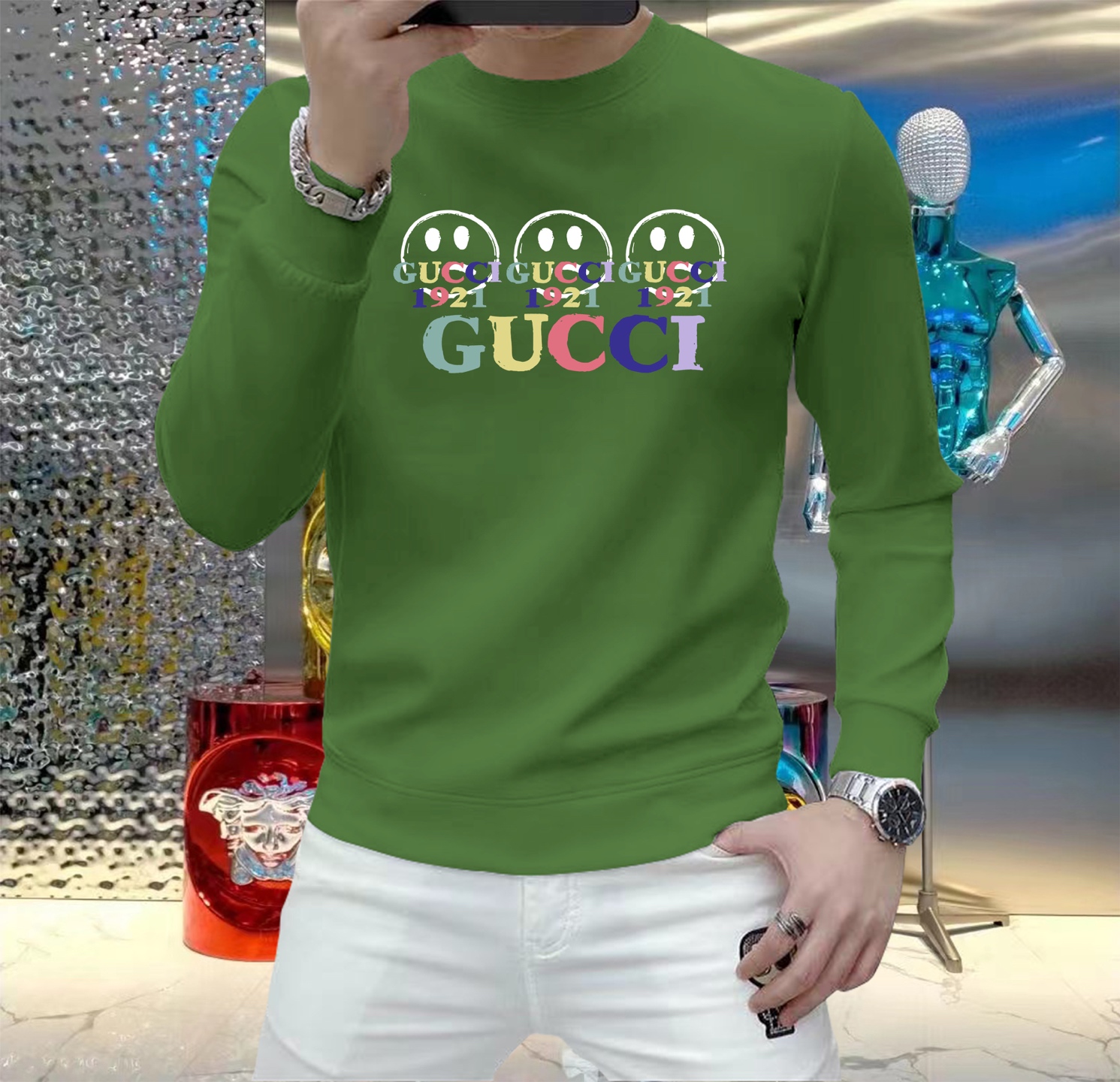 NO:528552,Guqi 2025 Autumn and Winter European Counter New Style Top Original Single Fashion Casual Long-Sleeved T-Shirt Sweatshirts. Customized by early autumn fashion internet celebrities, selected imported high-density silk cotton fabrics, exquisite original logos, excellent comfort and breathability, excellent soft, wrinkle-resistant elasticity and drooping. Whether worn alone or in the inner wear, they are very handsome, which conforms to men's practical dressing habits, pursues luxury, noble and elegant style, and creates extraordinary men's taste. The first choice for urban fashion men. Size M~5XL (can be worn 110~215 catties), hoodie, sweatshirts, tees, t-shirt, alexander wang19860909古奇 2025秋冬欧洲专柜新款 顶级原单时尚休闲长袖T恤卫衣.早秋时尚网红潮人定制,精选进口高密度蚕丝棉面料,精致原版logo打造,舒适性与透气性兼优,柔软抗皱弹性和垂性极佳,无论是单穿或是内搭都是帅气十足,吻合了男性实用穿衣习惯,追求奢华高贵优雅风范,打造不凡男士品味,都市时尚男士首选.尺码M~5XL(可穿110～215斤）,,hoodie,sweatshirts,tees，t-shirt,alexander wang,Men's clothing