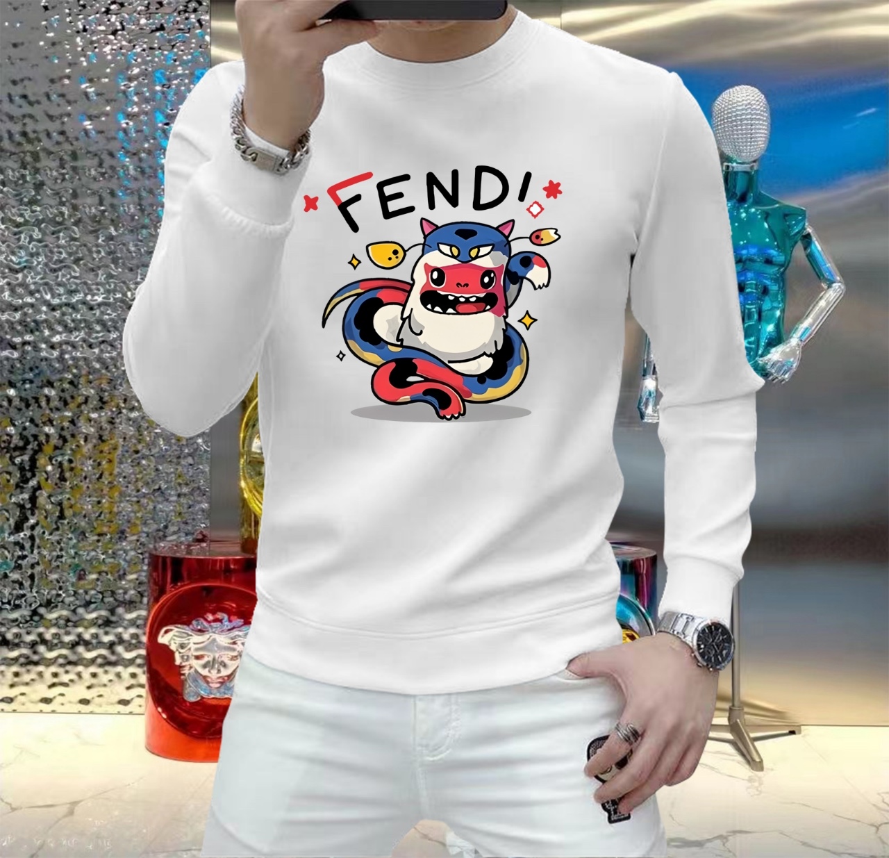 NO:528554,Fendi 2025 Autumn and Winter European Counter New Style Top Original Single Fashionable Casual Long Sleeve T-Shirts and Sweatshirts. Customized by fashion trendy internet celebrities in early autumn, selected imported high-density silk cotton fabrics, exquisite original logos, excellent comfort and breathability, and excellent soft, wrinkle-resistant elasticity and drooping. Whether worn alone or in the inner wear, they are very handsome, which conforms to the practical dressing habits of men, pursues luxury, noble and elegant style, and creates extraordinary men's taste. The first choice for urban fashion men. Size M~5XL (can be worn 110~215 catties), fendi, hoodie, sweatshirts, tees, t-shirt, alexander wang19860909芬迪 2025秋冬欧洲专柜新款 顶级原单时尚休闲长袖T恤卫衣.早秋时尚网红潮人定制,精选进口高密度蚕丝棉面料,精致原版logo打造,舒适性与透气性兼优,柔软抗皱弹性和垂性极佳,无论是单穿或是内搭都是帅气十足,吻合了男性实用穿衣习惯,追求奢华高贵优雅风范,打造不凡男士品味,都市时尚男士首选.尺码M~5XL(可穿110～215斤）,,fendi,hoodie,sweatshirts,tees，t-shirt,alexander wang,Men's clothing