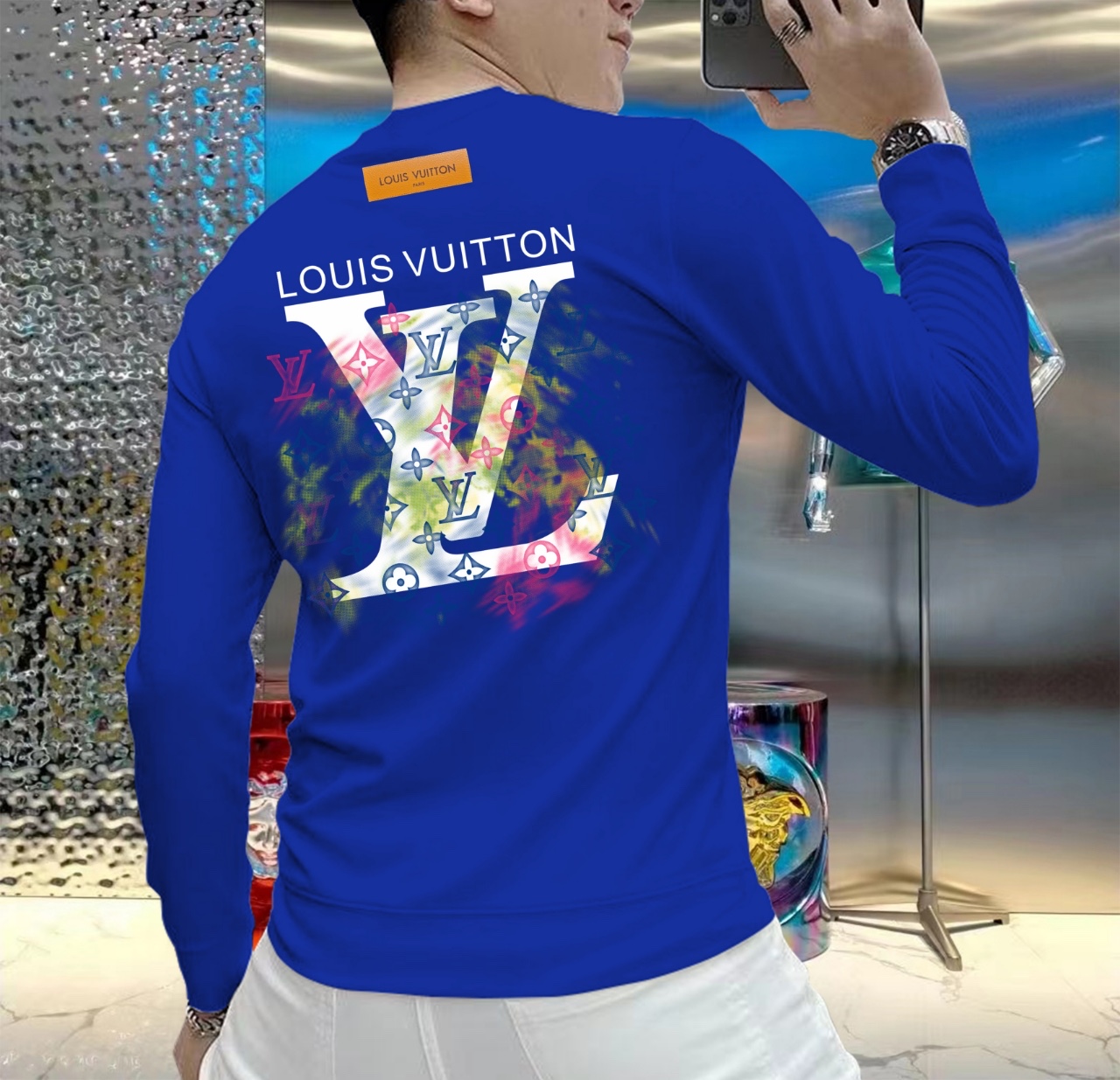 NO:530666,LV 2025 Autumn and Winter European Counter New Style Top Original Single Fashion Casual Long Sleeve T-Shirts and Sweatshirts. Customized by fashion internet celebrities in early autumn, selected imported high-density silk cotton fabrics, exquisite original logos, excellent comfort and breathability, soft, wrinkle-resistant elasticity and drooping. Whether worn alone or in the inner wear, they are very handsome, which conforms to the practical dressing habits of men, pursues luxury, noble and elegant style, and creates extraordinary men's taste. The first choice for urban fashion men. Size M~5XL (can be worn 110~215 catties), louis vuitton, hoodie, sweatshirts, tees, t-shirt, alexander wang19860909LV 2025秋冬欧洲专柜新款 顶级原单时尚休闲长袖T恤卫衣.早秋时尚网红潮人定制,精选进口高密度蚕丝棉面料,精致原版logo打造,舒适性与透气性兼优,柔软抗皱弹性和垂性极佳,无论是单穿或是内搭都是帅气十足,吻合了男性实用穿衣习惯,追求奢华高贵优雅风范,打造不凡男士品味,都市时尚男士首选.尺码M~5XL(可穿110～215斤）,,louis vuitton,hoodie,sweatshirts,tees，t-shirt,alexander wang,Men's clothing