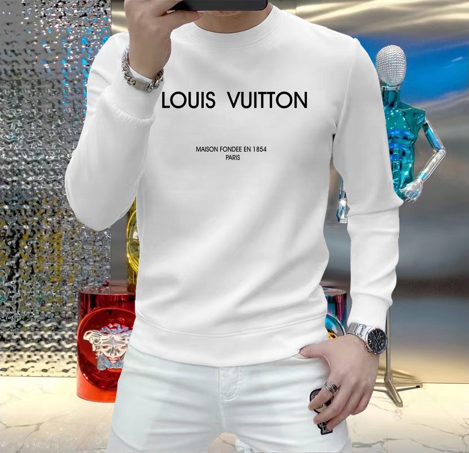 NO:526412,LV 2025 Autumn and Winter European Counter New Style Top Original Single Fashion Casual Long Sleeve T-Shirts and Sweatshirts. Customized by fashion internet celebrities in early autumn, selected imported high-density silk cotton fabrics, exquisite original logos, excellent comfort and breathability, soft, wrinkle-resistant elasticity and drooping. Whether worn alone or in the inner wear, they are very handsome, which conforms to the practical dressing habits of men, pursues luxury, noble and elegant style, and creates extraordinary men's taste. The first choice for urban fashion men. Size M~5XL (can be worn 110~215 catties), louis vuitton, hoodie, sweatshirts, tees, t-shirt, alexander wang19860909LV 2025秋冬欧洲专柜新款 顶级原单时尚休闲长袖T恤卫衣.早秋时尚网红潮人定制,精选进口高密度蚕丝棉面料,精致原版logo打造,舒适性与透气性兼优,柔软抗皱弹性和垂性极佳,无论是单穿或是内搭都是帅气十足,吻合了男性实用穿衣习惯,追求奢华高贵优雅风范,打造不凡男士品味,都市时尚男士首选.尺码M~5XL(可穿110～215斤）,,louis vuitton,hoodie,sweatshirts,tees，t-shirt,alexander wang,Men's clothing