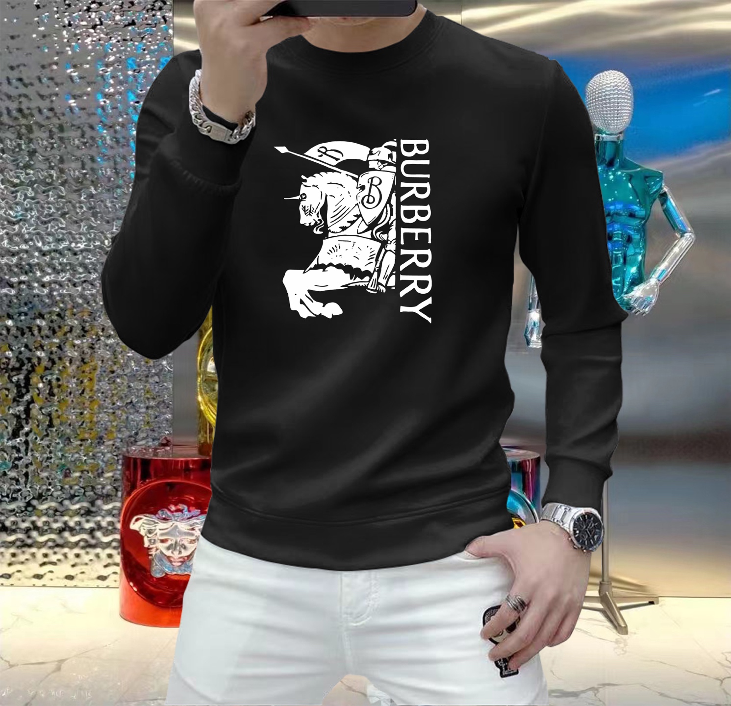 NO:526413,Burberry 2025 Autumn and Winter European Counter New Style Top Original Single Fashionable Casual Long Sleeve T-Shirts and Sweatshirts. Customized by fashion trendy internet celebrities in early autumn, selected imported high-density silk cotton fabrics, exquisite original logos, excellent comfort and breathability, and excellent soft, wrinkle-resistant elasticity and drooping. Whether worn alone or in the inner wear, they are very handsome, which conforms to the practical dressing habits of men, pursues luxury, noble and elegant style, and creates extraordinary men's taste. The first choice for urban fashion men. Size M~5XL (can be worn 110~215 catties), burberry, hoodie, sweatshirts, tees, t-shirt, alexander wang19860909巴宝莉 2025秋冬欧洲专柜新款 顶级原单时尚休闲长袖T恤卫衣.早秋时尚网红潮人定制,精选进口高密度蚕丝棉面料,精致原版logo打造,舒适性与透气性兼优,柔软抗皱弹性和垂性极佳,无论是单穿或是内搭都是帅气十足,吻合了男性实用穿衣习惯,追求奢华高贵优雅风范,打造不凡男士品味,都市时尚男士首选.尺码M~5XL(可穿110～215斤）,,burberry,hoodie,sweatshirts,tees，t-shirt,alexander wang,Men's clothing