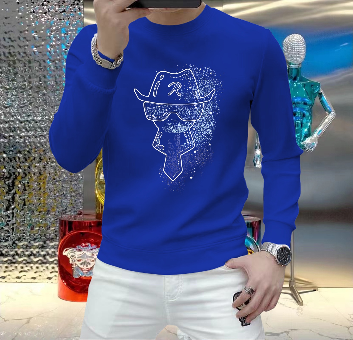 NO:524275,Fendi, new European counters for autumn and winter, top-quality original single fashion casual long-sleeved T-shirts and sweatshirts. Customized by fashion internet celebrities in early autumn, selected imported high-density silk cotton fabrics, exquisite original logos, excellent comfort and breathability, and excellent soft, wrinkle resistance and sagging. Whether worn alone or in the inner wear, they are very handsome, which conforms to the practical dressing habits of men, pursues luxury, noble and elegant style, and creates extraordinary men's taste. The first choice for urban fashion men. Size M~5XL (can be worn 110~215 catties), fendi, hoodie, sweatshirts, tees, t-shirt, alexander wang19860909芬迪 秋冬欧洲专柜新款 顶级原单时尚休闲长袖T恤卫衣.早秋时尚网红潮人定制,精选进口高密度蚕丝棉面料,精致原版logo打造,舒适性与透气性兼优,柔软抗皱弹性和垂性极佳,无论是单穿或是内搭都是帅气十足,吻合了男性实用穿衣习惯,追求奢华高贵优雅风范,打造不凡男士品味,都市时尚男士首选.尺码M~5XL(可穿110～215斤）,,fendi,hoodie,sweatshirts,tees，t-shirt,alexander wang,Men's clothing