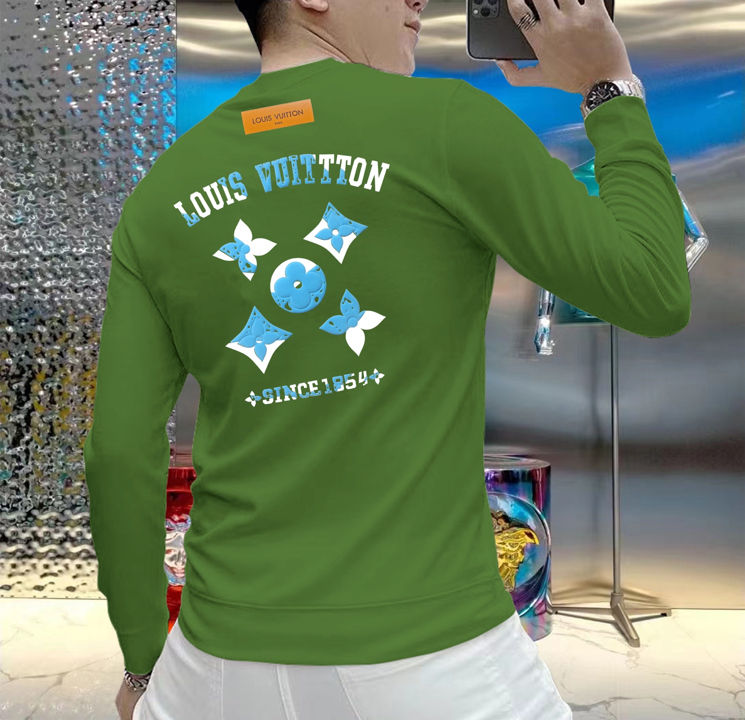 NO:541175,LV 2025 Autumn and Winter European Counter New Style Top Original Single Fashion Casual Long Sleeve T-Shirts and Sweatshirts. Customized by fashion internet celebrities in early autumn, selected imported high-density silk cotton fabrics, exquisite original logos, excellent comfort and breathability, soft, wrinkle-resistant elasticity and drooping. Whether worn alone or in the inner wear, they are very handsome, which conforms to the practical dressing habits of men, pursues luxury, noble and elegant style, and creates extraordinary men's taste. The first choice for urban fashion men. Size M~5XL (can be worn 110~215 catties), louis vuitton, hoodie, sweatshirts, tees, t-shirt, alexander wang19860909LV 2025秋冬欧洲专柜新款 顶级原单时尚休闲长袖T恤卫衣.早秋时尚网红潮人定制,精选进口高密度蚕丝棉面料,精致原版logo打造,舒适性与透气性兼优,柔软抗皱弹性和垂性极佳,无论是单穿或是内搭都是帅气十足,吻合了男性实用穿衣习惯,追求奢华高贵优雅风范,打造不凡男士品味,都市时尚男士首选.尺码M~5XL(可穿110～215斤）,,louis vuitton,hoodie,sweatshirts,tees，t-shirt,alexander wang,Men's clothing