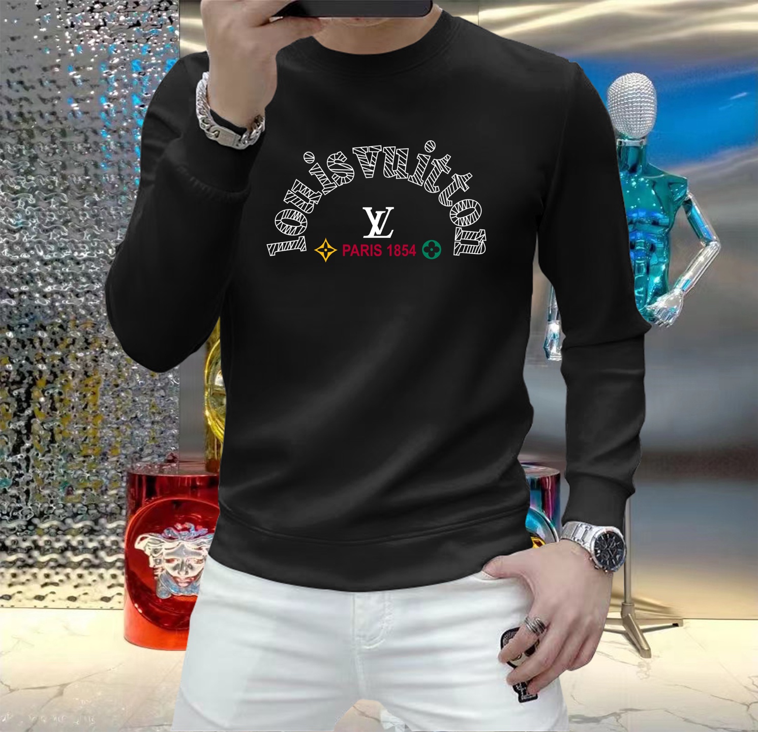 NO:525268,LV Autumn and Winter European Counter New Style Top Original Single Fashionable Casual Long Sleeve T-Shirts and Sweatshirts. Early autumn fashion internet celebrity fashion customization, selected imported high-density silk cotton fabrics, exquisite original logo creation, excellent comfort and breathability, excellent soft and wrinkle resistance and sagging. Whether it is single or inner wear, it is very handsome, which conforms to the practical dressing habits of men, pursues luxury, noble and elegant style, creates extraordinary men's taste, the first choice for urban fashion men. Size M~5XL (can be worn 110~215 catties), louis vuitton, hoodie, sweatshirts, tees, t-shirt, alexander wang19860909LV 秋冬欧洲专柜新款 顶级原单时尚休闲长袖T恤卫衣.早秋时尚网红潮人定制,精选进口高密度蚕丝棉面料,精致原版logo打造,舒适性与透气性兼优,柔软抗皱弹性和垂性极佳,无论是单穿或是内搭都是帅气十足,吻合了男性实用穿衣习惯,追求奢华高贵优雅风范,打造不凡男士品味,都市时尚男士首选.尺码M~5XL(可穿110～215斤）,,louis vuitton,hoodie,sweatshirts,tees，t-shirt,alexander wang,Men's clothing