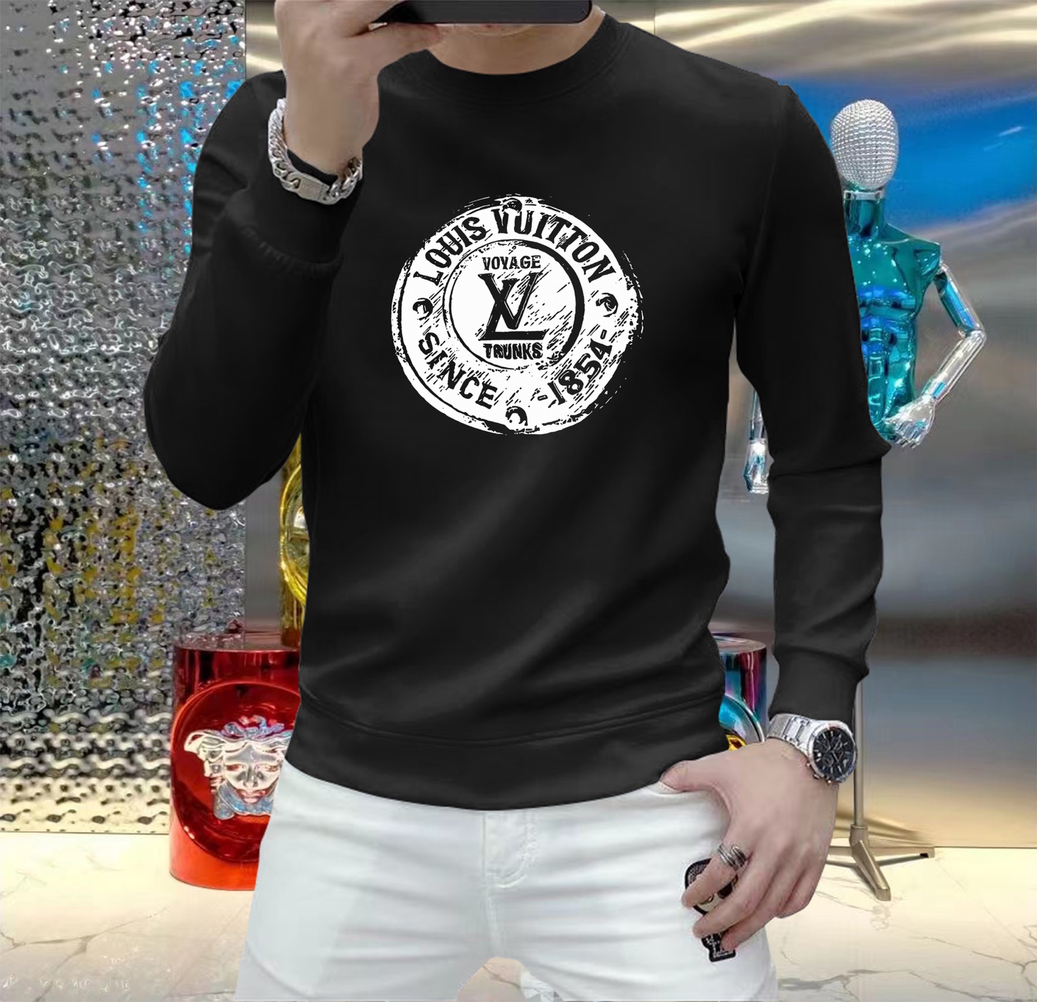 NO:657437,LV 2025 autumn and winter European counter new styles  Top original fashionable and casual long-sleeved T-shirt sweatshirt. Customized by early autumn fashion internet celebrities. It is made of imported high-density silk cotton fabrics and exquisite original logo. It has excellent comfort and breathability, is soft, anti-wrinkle, elastic and has excellent drape. Whether it is worn alone  Or the inner wear is very handsome, in line with men's practical dressing habits, pursuing luxury, noble and elegant style, creating extraordinary men's taste, the first choice for urban fashion men. Sizes M~5XL (can wear 110~215 pounds), Louis  vuitton,hoodie,sweatshirts,tees,t-shirt,alexander wang19860909LV 2025秋冬欧洲专柜新款 顶级原单时尚休闲长袖T恤卫衣.早秋时尚网红潮人定制,精选进口高密度蚕丝棉面料,精致原版logo打造,舒适性与透气性兼优,柔软抗皱弹性和垂性极佳,无论是单穿或是内搭都是帅气十足,吻合了男性实用穿衣习惯,追求奢华高贵优雅风范,打造不凡男士品味,都市时尚男士首选.尺码M~5XL(可穿110～215斤）,,louis vuitton,hoodie,sweatshirts,tees，t-shirt,alexander wang,Men's clothing