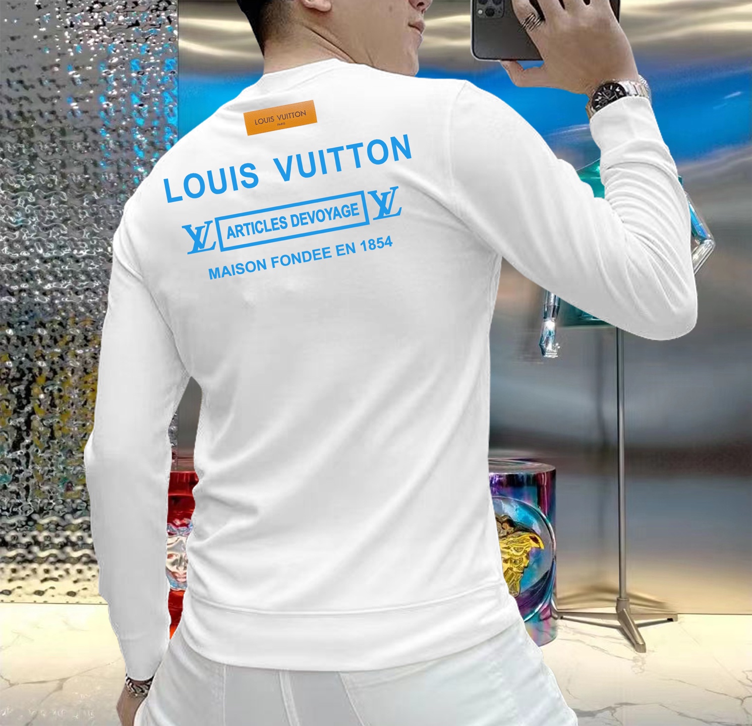 NO:594745,LV 2025 autumn and winter European counter new styles  Top original fashionable and casual long-sleeved T-shirt sweatshirt. Customized by early autumn fashion internet celebrities. It is made of imported high-density silk cotton fabrics and exquisite original logo. It has excellent comfort and breathability, is soft, anti-wrinkle, elastic and has excellent drape. Whether it is worn alone  Or the inner wear is very handsome, in line with men's practical dressing habits, pursuing luxury, noble and elegant style, creating extraordinary men's taste, the first choice for urban fashion men. Sizes M~5XL (can wear 110~215 pounds), Louis  vuitton,hoodie,sweatshirts,tees,t-shirt,alexander wang19860909LV 2025秋冬欧洲专柜新款 顶级原单时尚休闲长袖T恤卫衣.早秋时尚网红潮人定制,精选进口高密度蚕丝棉面料,精致原版logo打造,舒适性与透气性兼优,柔软抗皱弹性和垂性极佳,无论是单穿或是内搭都是帅气十足,吻合了男性实用穿衣习惯,追求奢华高贵优雅风范,打造不凡男士品味,都市时尚男士首选.尺码M~5XL(可穿110～215斤）,,louis vuitton,hoodie,sweatshirts,tees，t-shirt,alexander wang,Men's clothing