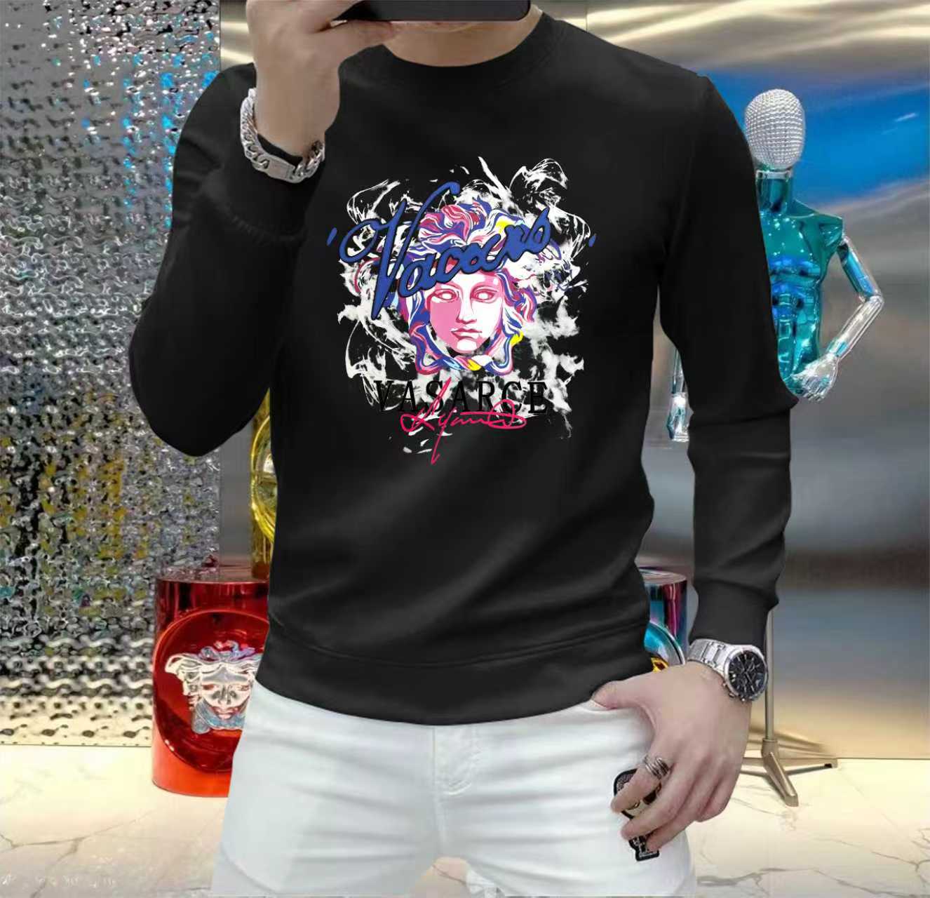 NO:541171,Versace 2025 Autumn and Winter European Counter New Style Top Original Single Fashion Casual Long-Sleeve T-Shirt Sweatshirts. Customized by fashion trendy internet celebrities in early autumn, selected imported high-density silk cotton fabrics, exquisite original logos, excellent comfort and breathability, excellent soft and wrinkle resistance and sagging. Whether it is single or inner wear, it is very handsome, which conforms to the practical dressing habits of men, pursues luxury, noble and elegant style, and creates extraordinary men's taste. The first choice for urban fashion men. Size M~5XL (can be worn 110~215 catties), versace, hoodie, sweatshirts, tees, t-shirt, alexander wang19860909范思哲 2025秋冬欧洲专柜新款 顶级原单时尚休闲长袖T恤卫衣.早秋时尚网红潮人定制,精选进口高密度蚕丝棉面料,精致原版logo打造,舒适性与透气性兼优,柔软抗皱弹性和垂性极佳,无论是单穿或是内搭都是帅气十足,吻合了男性实用穿衣习惯,追求奢华高贵优雅风范,打造不凡男士品味,都市时尚男士首选.尺码M~5XL(可穿110～215斤）,,versace,hoodie,sweatshirts,tees，t-shirt,alexander wang,Men's clothing