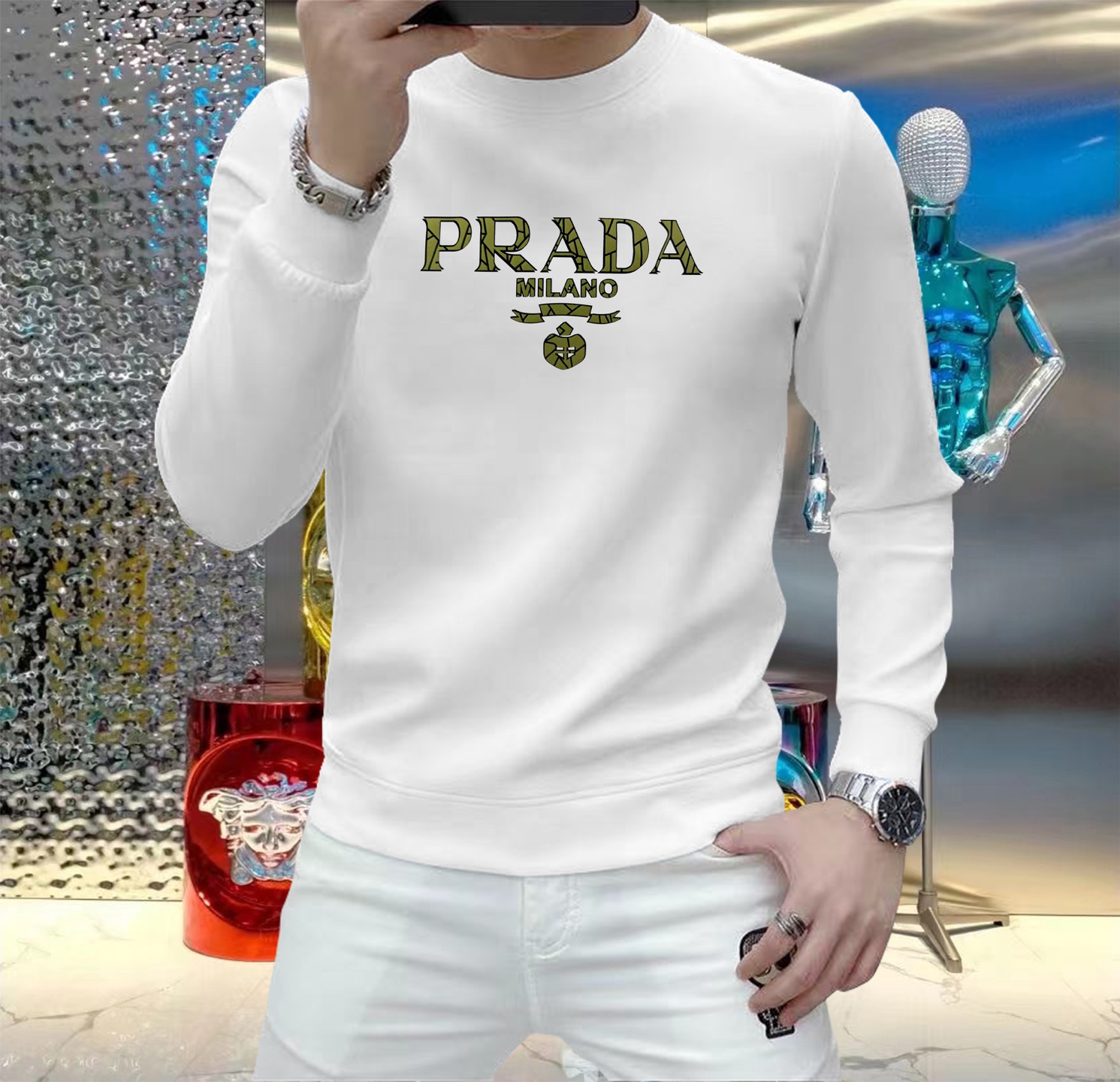 NO:541190,Prada 2025 Autumn and Winter European Counter New Style Top Original Single Fashionable Casual Long Sleeve T-Shirts and Sweatshirts. Customized by fashion trendy internet celebrities in early autumn, selected imported high-density silk cotton fabrics, exquisite original logos, excellent comfort and breathability, and excellent soft, wrinkle-resistant elasticity and drooping. Whether worn alone or in the inner wear, they are very handsome, which conforms to the practical dressing habits of men, pursues luxury, noble and elegant style, and creates extraordinary men's taste. The first choice for urban fashion men. Size M~5XL (can be worn 110~215 catties), prada, hoodie, sweatshirts, tees, t-shirt, alexander wang19860909普拉达 2025秋冬欧洲专柜新款 顶级原单时尚休闲长袖T恤卫衣.早秋时尚网红潮人定制,精选进口高密度蚕丝棉面料,精致原版logo打造,舒适性与透气性兼优,柔软抗皱弹性和垂性极佳,无论是单穿或是内搭都是帅气十足,吻合了男性实用穿衣习惯,追求奢华高贵优雅风范,打造不凡男士品味,都市时尚男士首选.尺码M~5XL(可穿110～215斤）,,prada,hoodie,sweatshirts,tees，t-shirt,alexander wang,Men's clothing