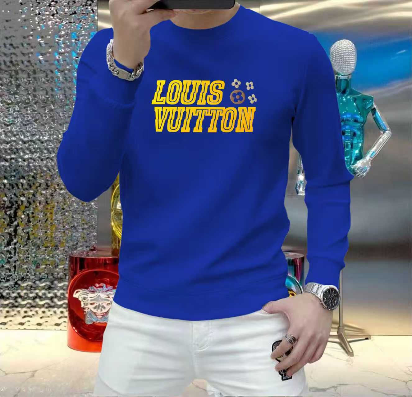 NO:541184,LV 2025 Autumn and Winter European Counter New Style Top Original Single Fashion Casual Long Sleeve T-Shirts and Sweatshirts. Customized by fashion internet celebrities in early autumn, selected imported high-density silk cotton fabrics, exquisite original logos, excellent comfort and breathability, soft, wrinkle-resistant elasticity and drooping. Whether worn alone or in the inner wear, they are very handsome, which conforms to the practical dressing habits of men, pursues luxury, noble and elegant style, and creates extraordinary men's taste. The first choice for urban fashion men. Size M~5XL (can be worn 110~215 catties), louis vuitton, hoodie, sweatshirts, tees, t-shirt, alexander wang19860909LV 2025秋冬欧洲专柜新款 顶级原单时尚休闲长袖T恤卫衣.早秋时尚网红潮人定制,精选进口高密度蚕丝棉面料,精致原版logo打造,舒适性与透气性兼优,柔软抗皱弹性和垂性极佳,无论是单穿或是内搭都是帅气十足,吻合了男性实用穿衣习惯,追求奢华高贵优雅风范,打造不凡男士品味,都市时尚男士首选.尺码M~5XL(可穿110～215斤）,,louis vuitton,hoodie,sweatshirts,tees，t-shirt,alexander wang,Men's clothing